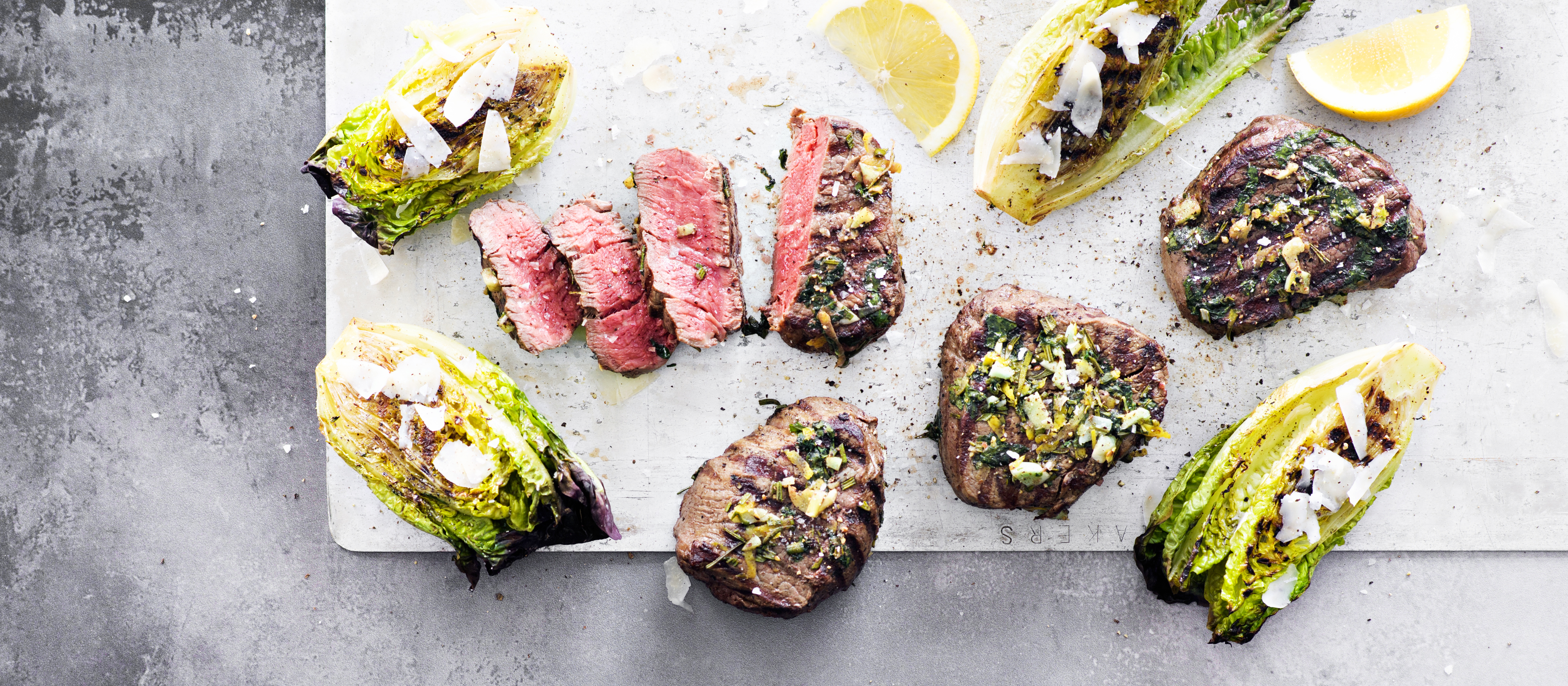 Naudan sisäfileepihvit ja grillattu salaatti