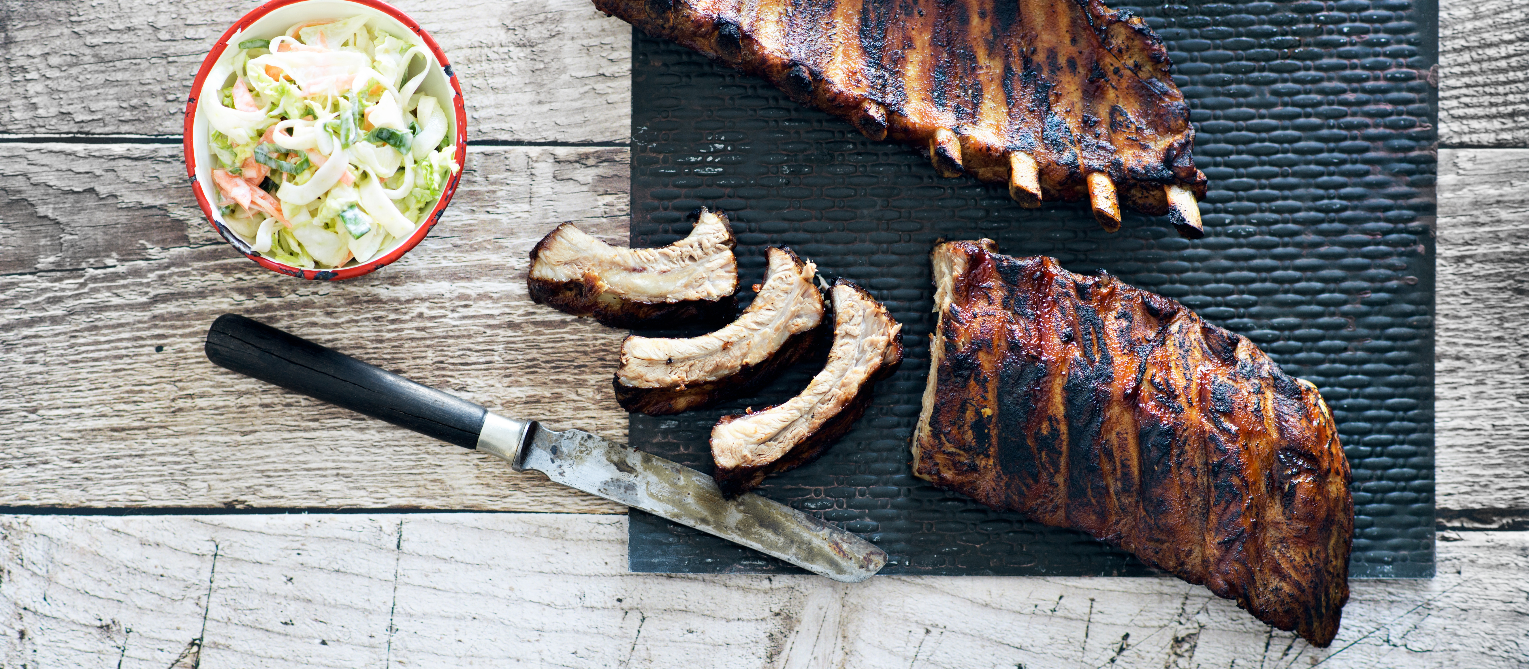 Porsaan ribsit grillissä ja fenkolislaw