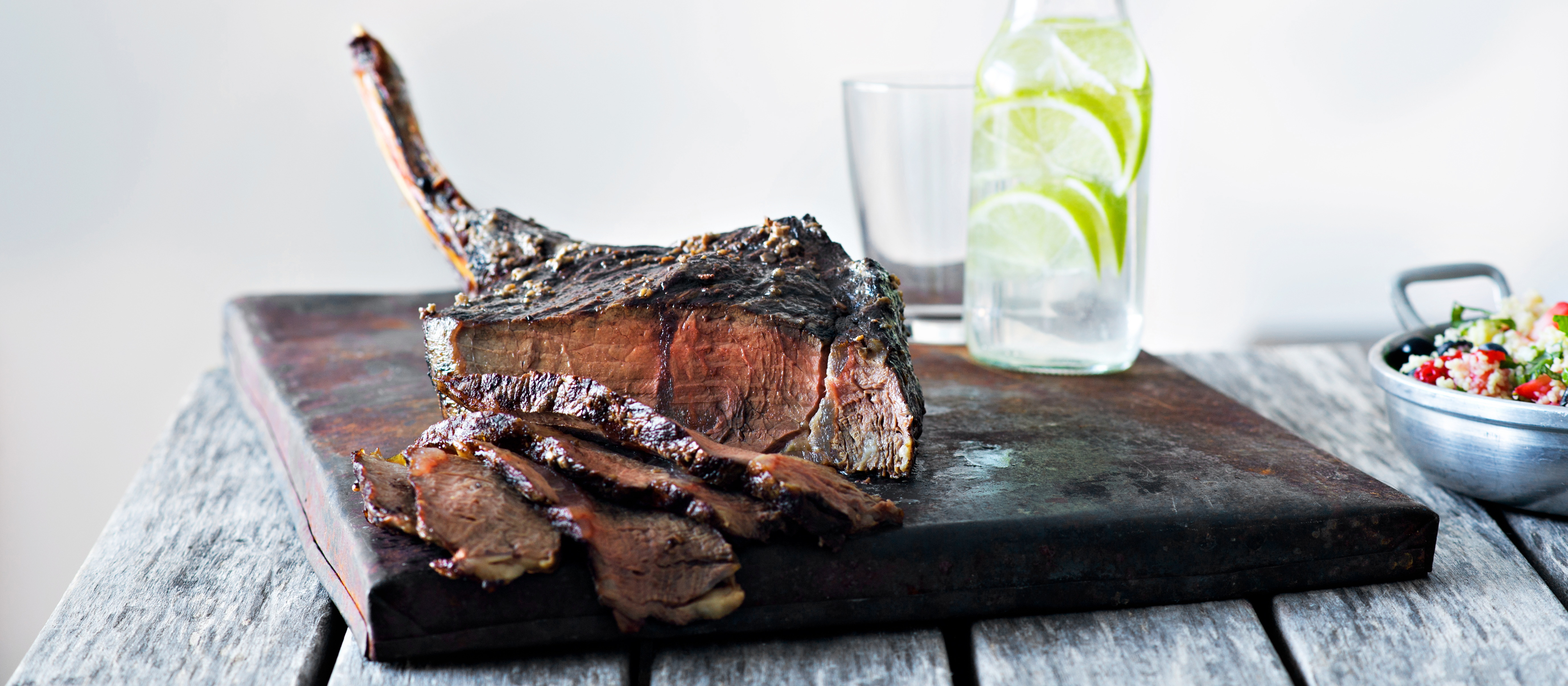 Rotukarjan tomahawkpihvi ja marjainen couscoussalaatti