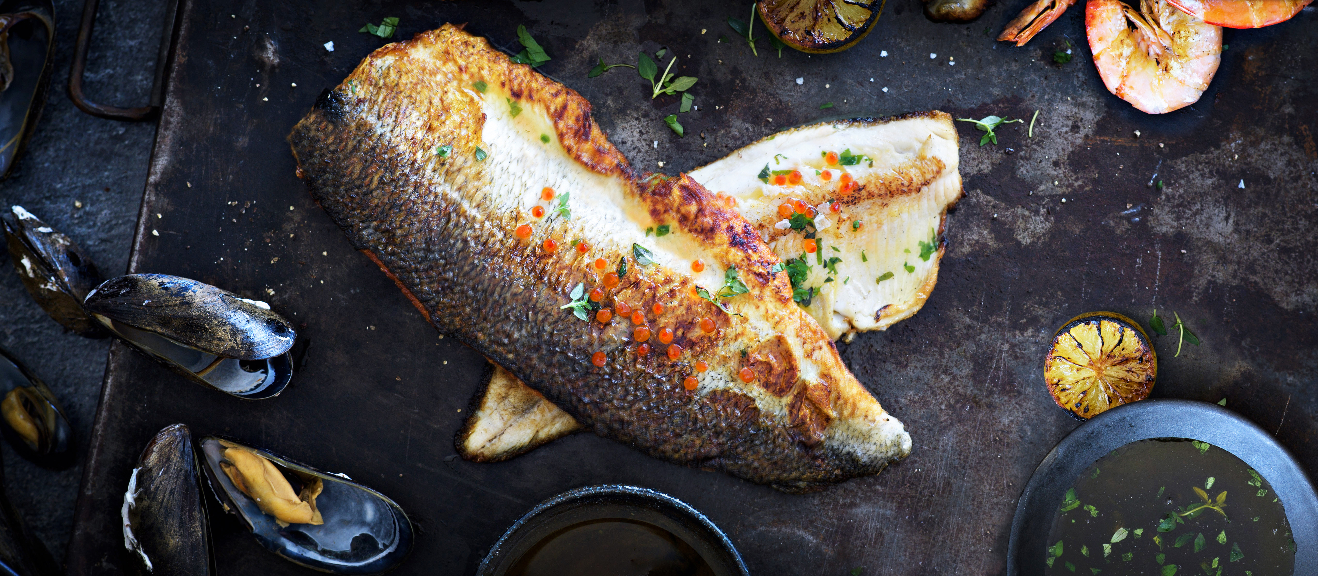 Paistettu siika, merenelävät ja limevoi