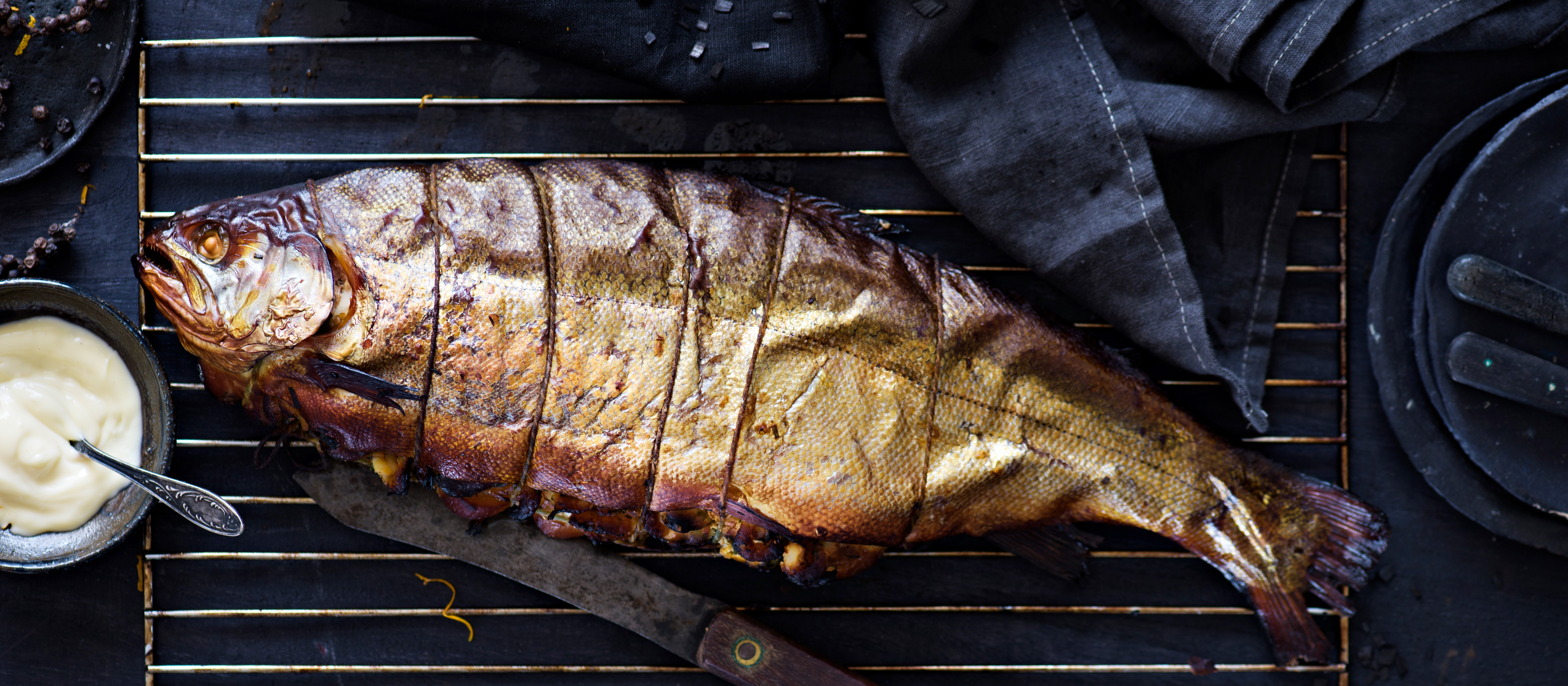 Täytetty kokonaisena savustettu kirjolohi
