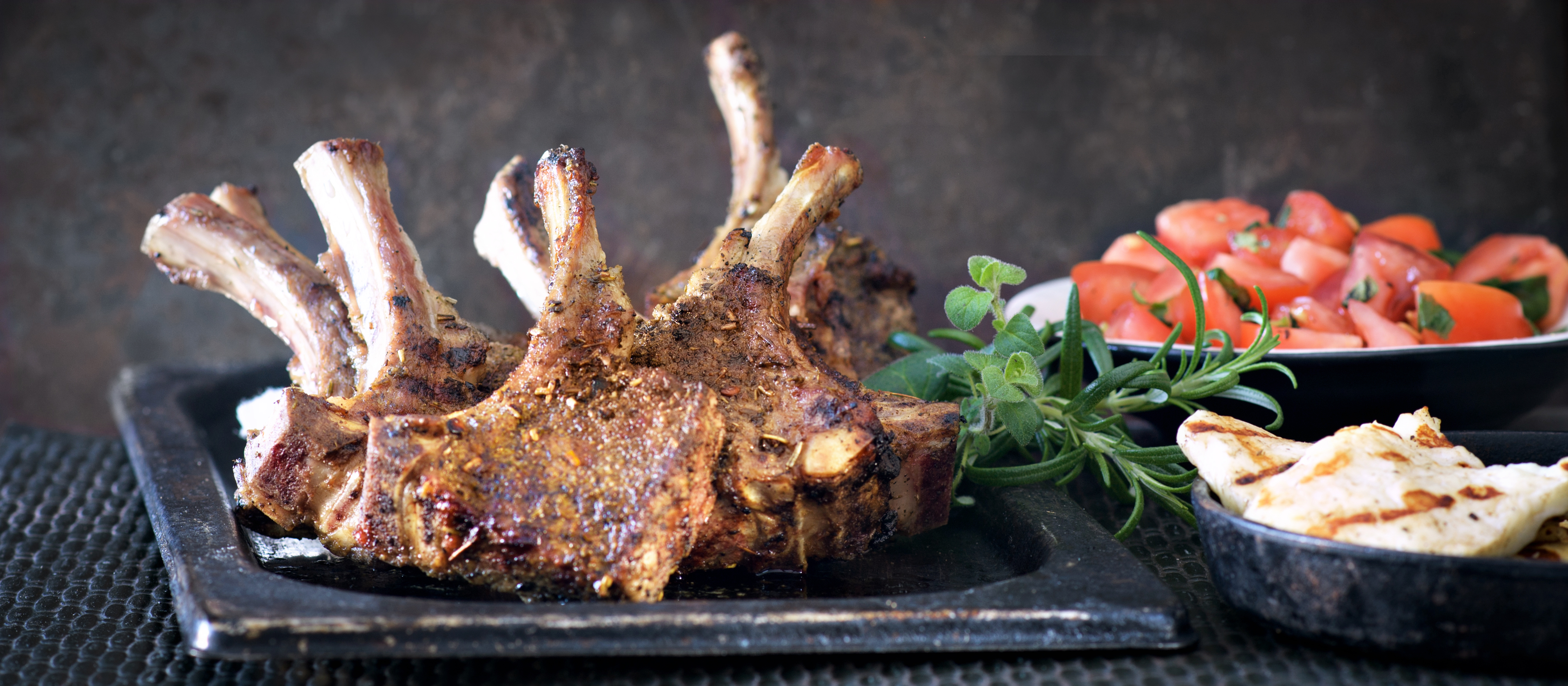 Välimerelliset karitsankyljykset ja yrttinen tomaattisalaatti