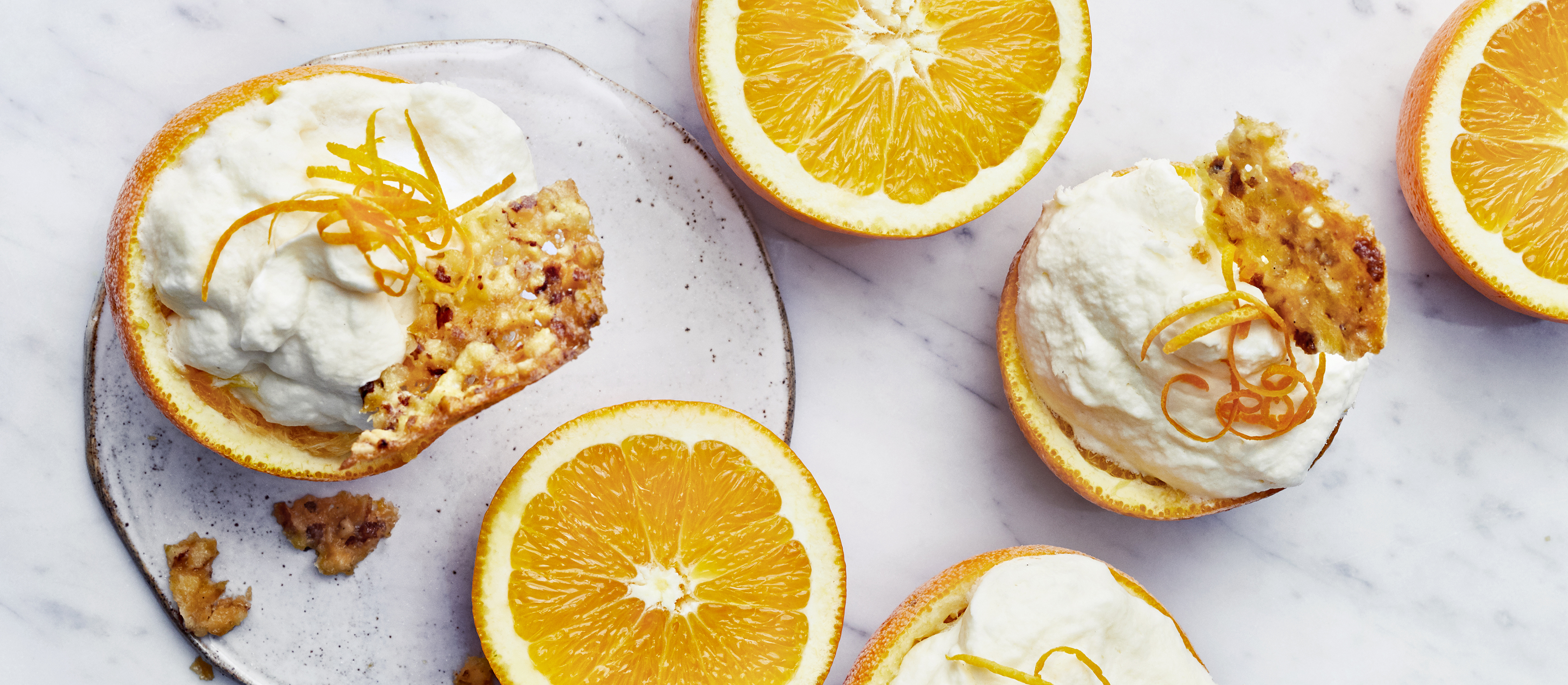 Jäädytetyt appelsiinikupit mantelilastuilla