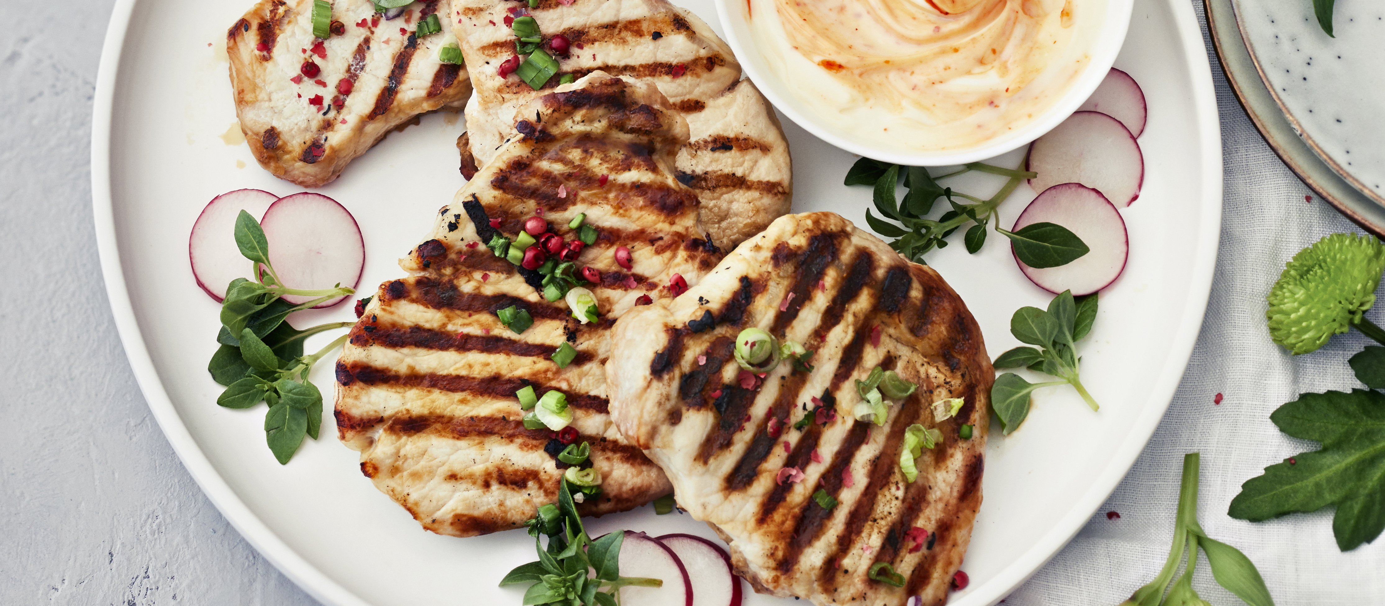 Porsaan ulkofileepihvit ja sriracha-majoneesi