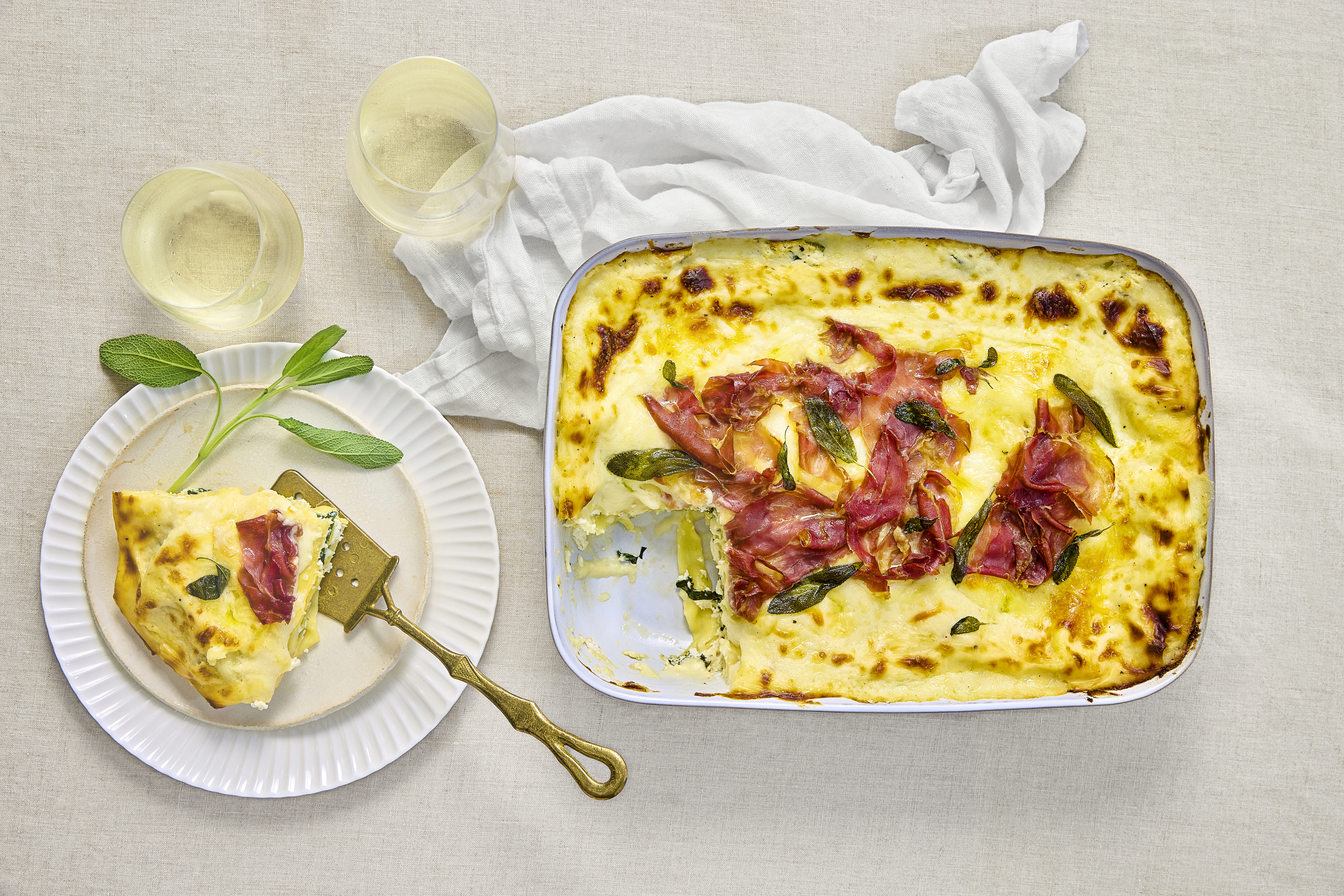 Parmankinkku-lasagne