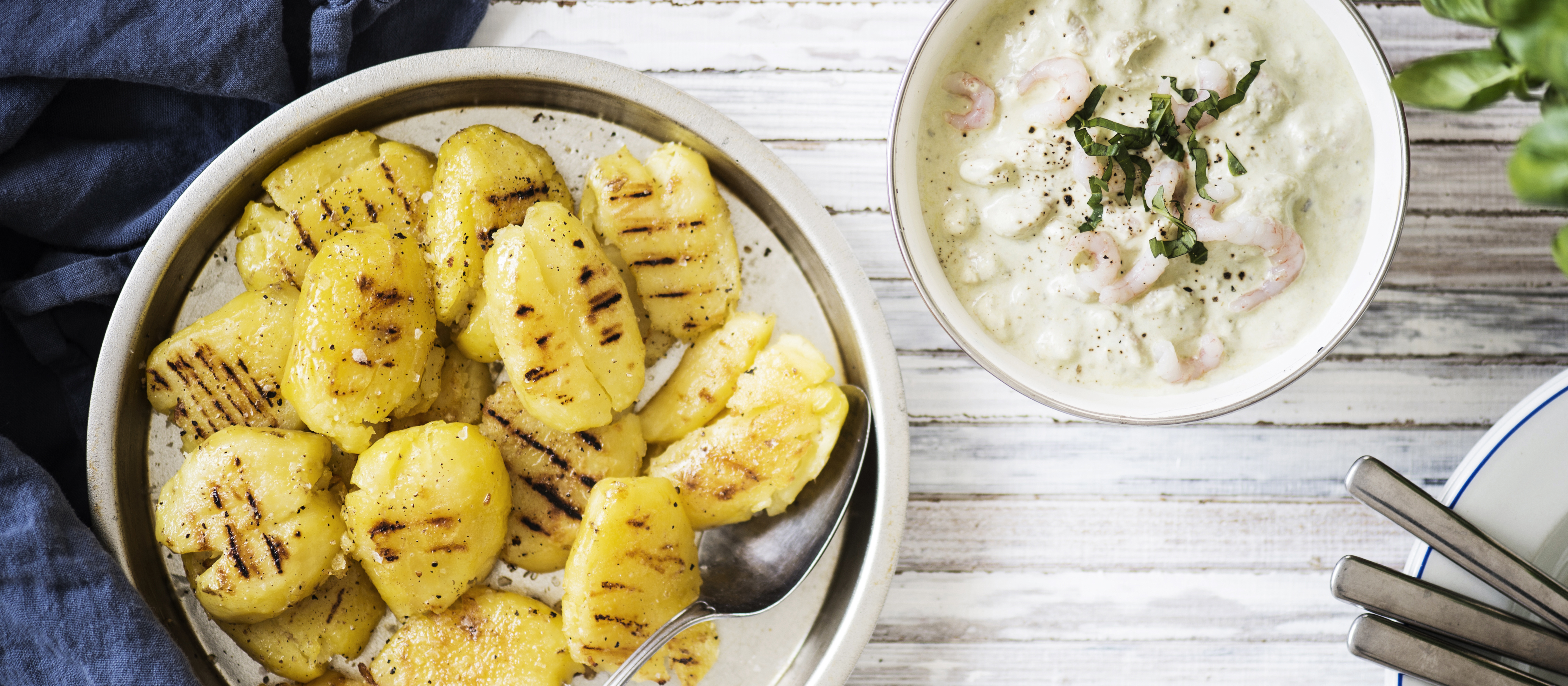 Grillatut perunat ja katkarapu-pestojogurtti