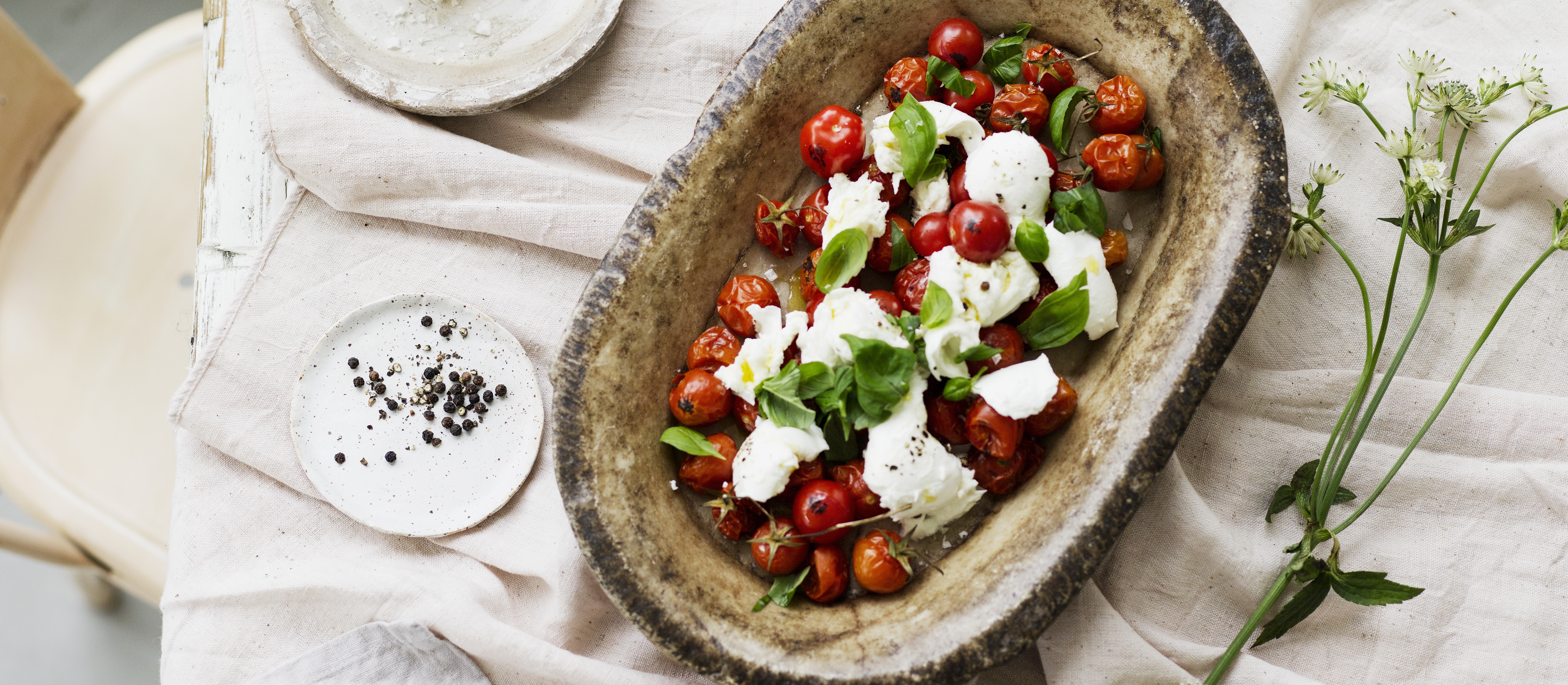 Lämmin mozzarellasalaatti