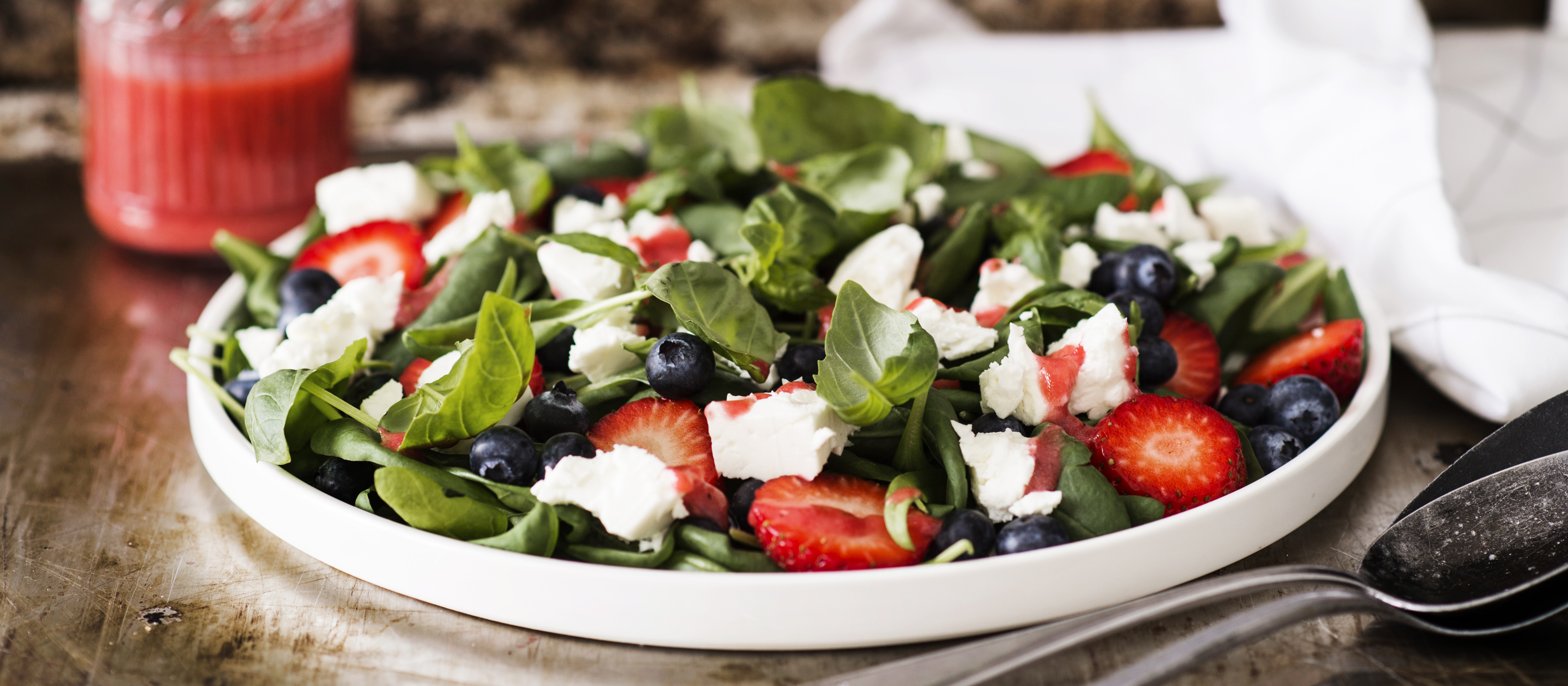 Mansikka-fetasalaatti