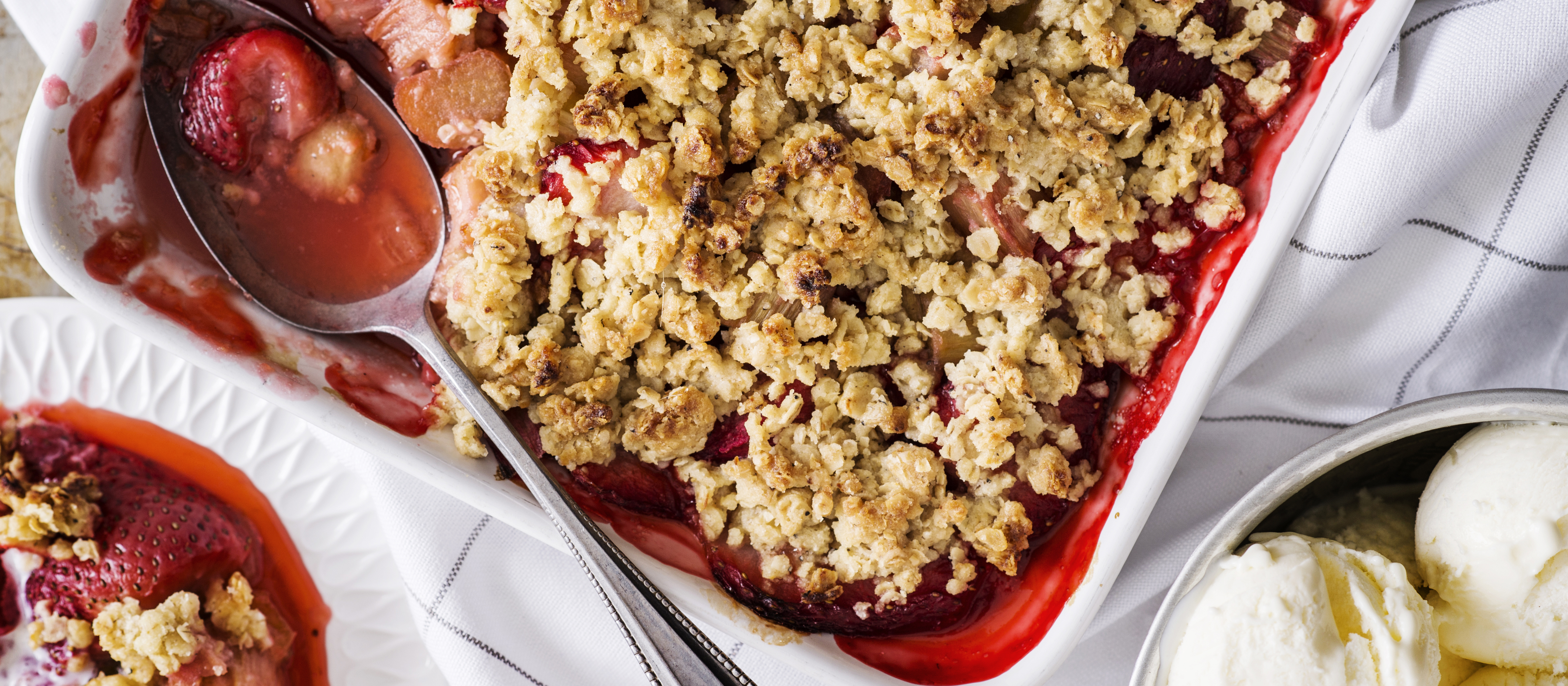 Mansikka-raparperimurupaistos