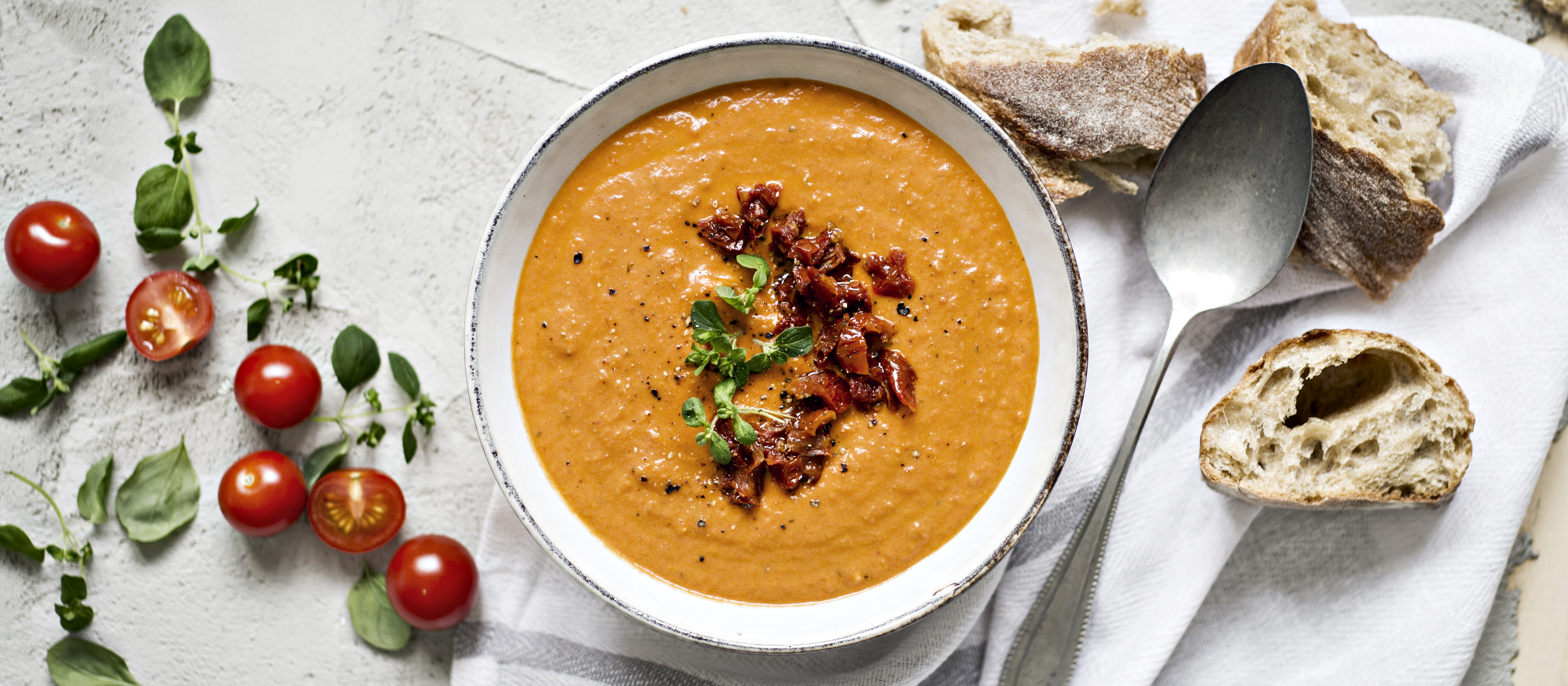 Täyteläinen tomaattikeitto