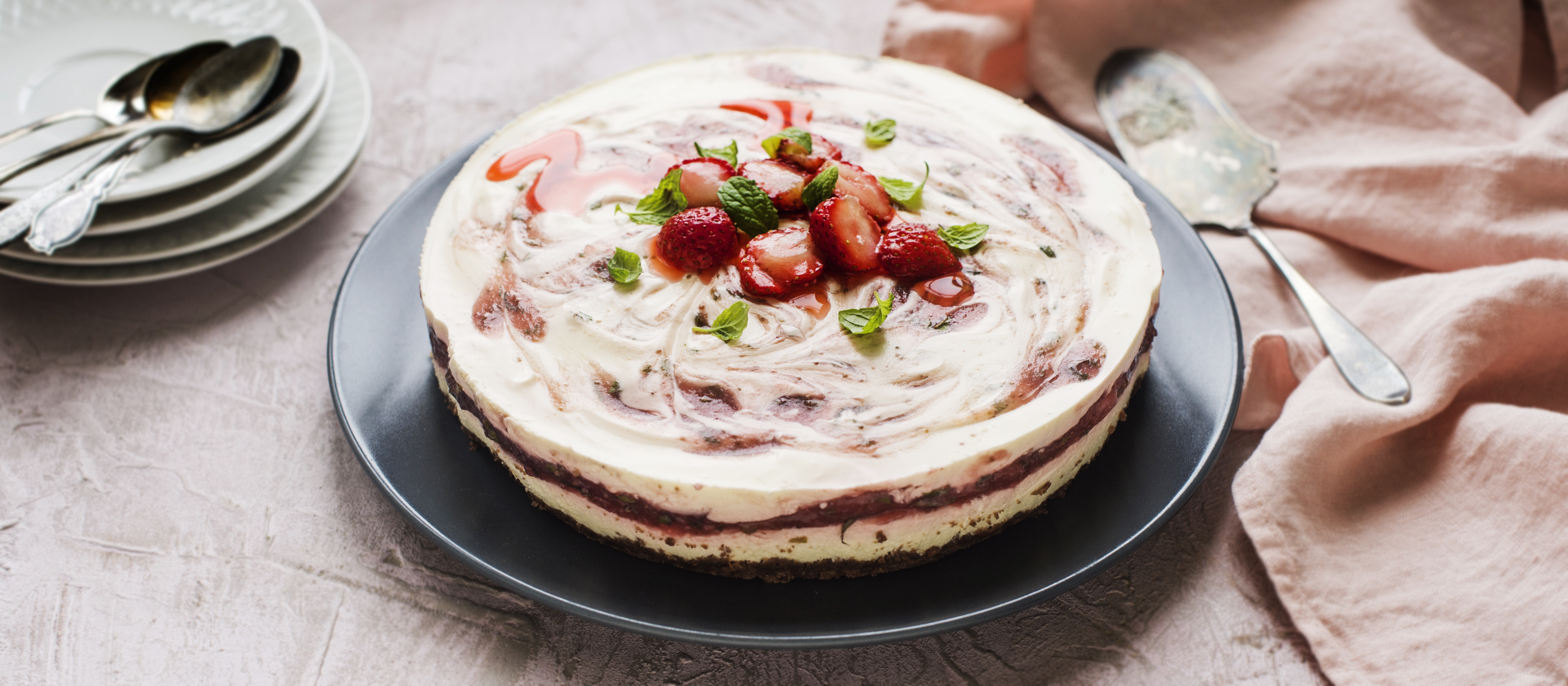 Minttuinen mansikkajuustokakku