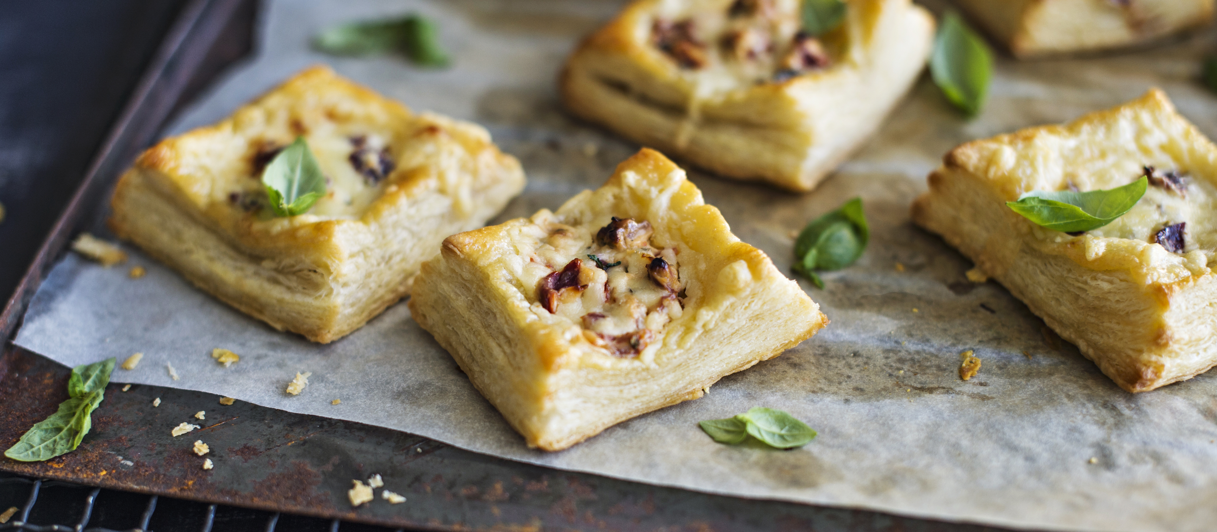 Tomaatti-juustoneliöt