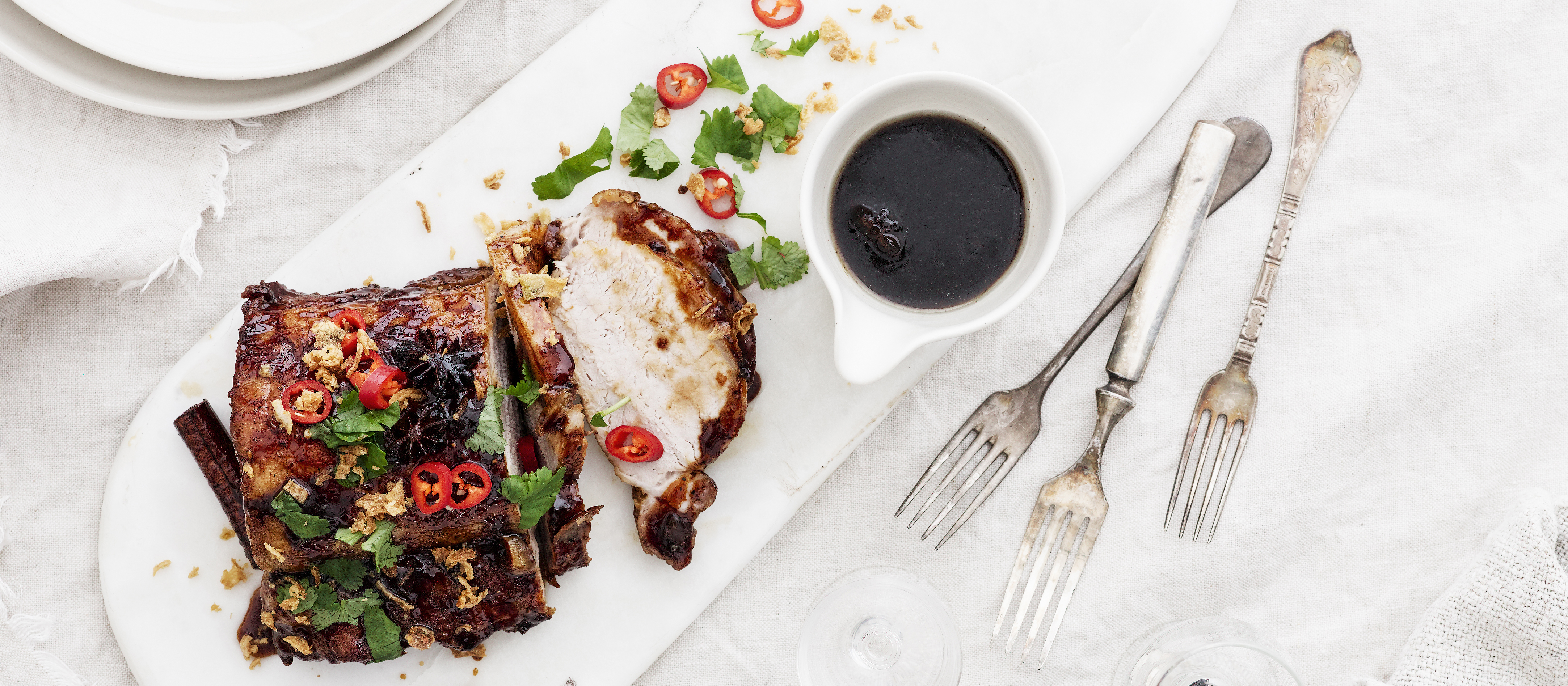 Mausteliemessä hautunutta possua