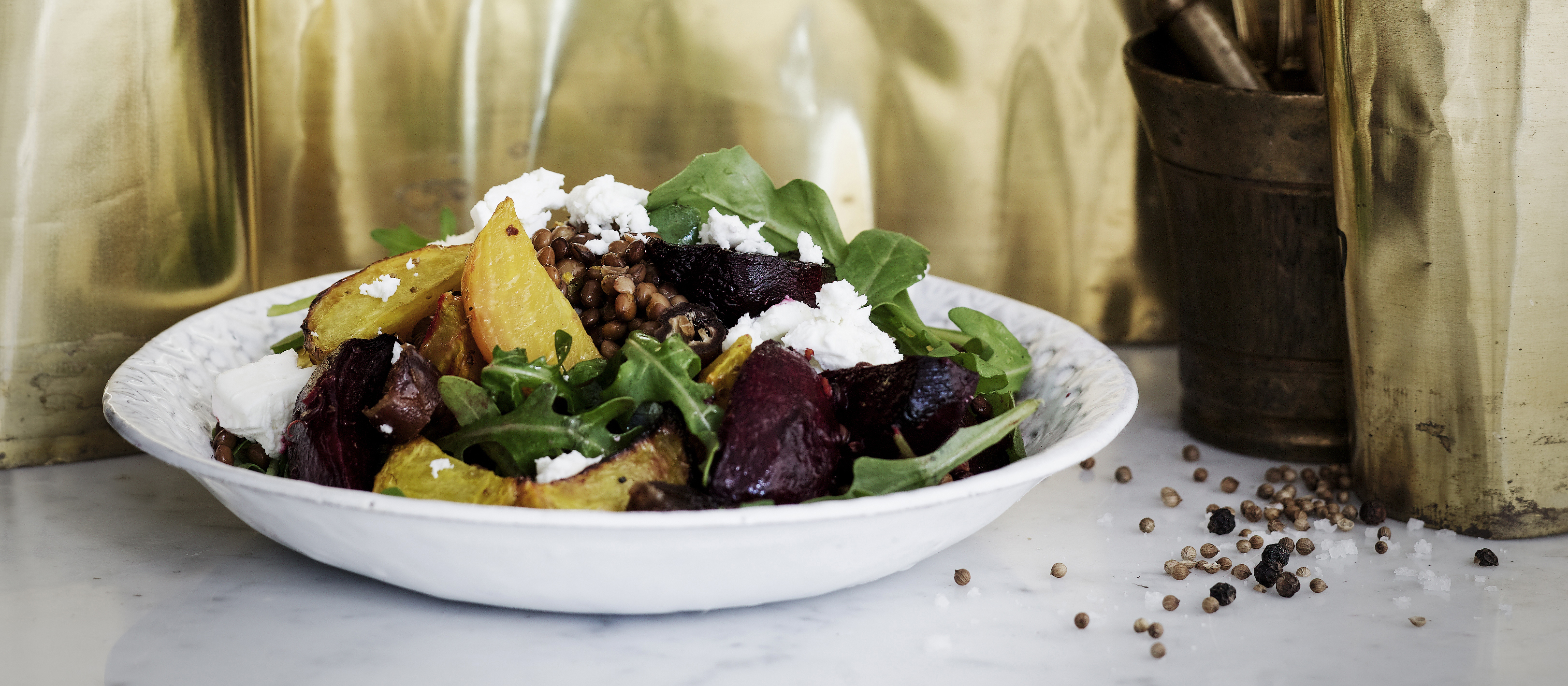 Punajuuri-linssisalaatti