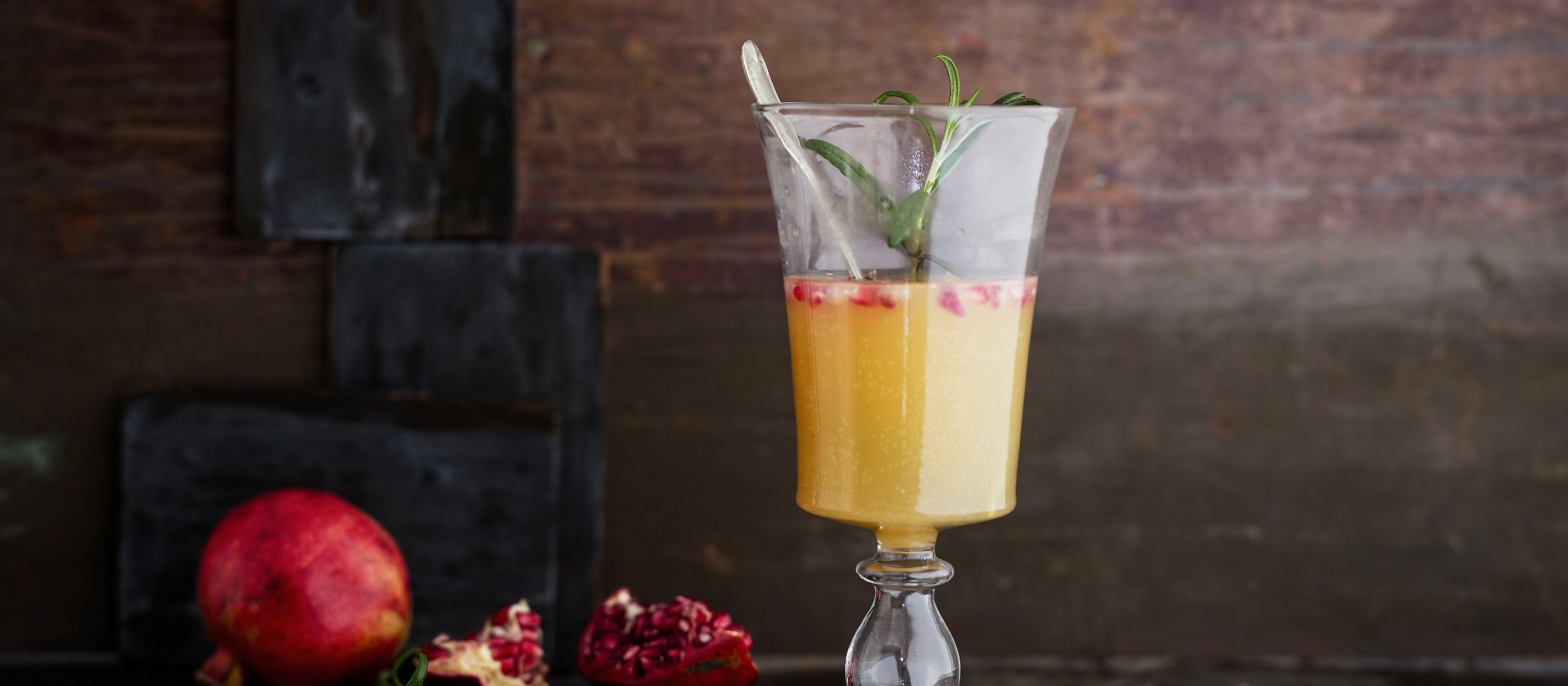 Lämmin rosmariini-omenajuoma