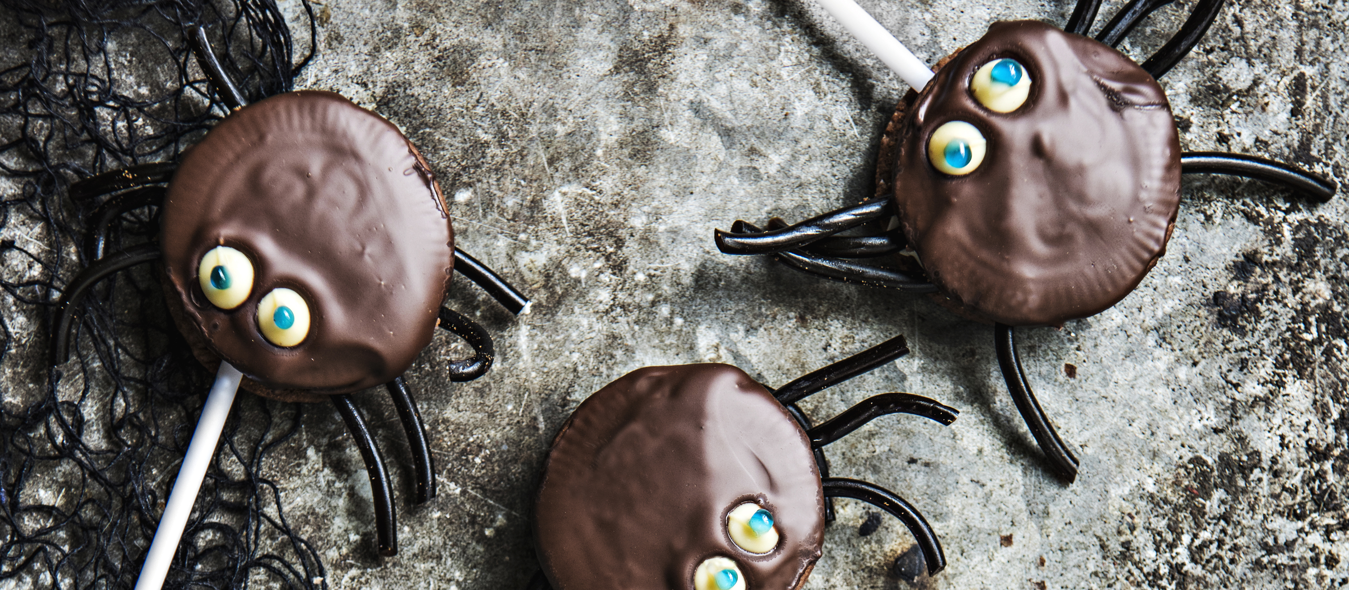 Halloweenin hämähäkki-keksitikkarit