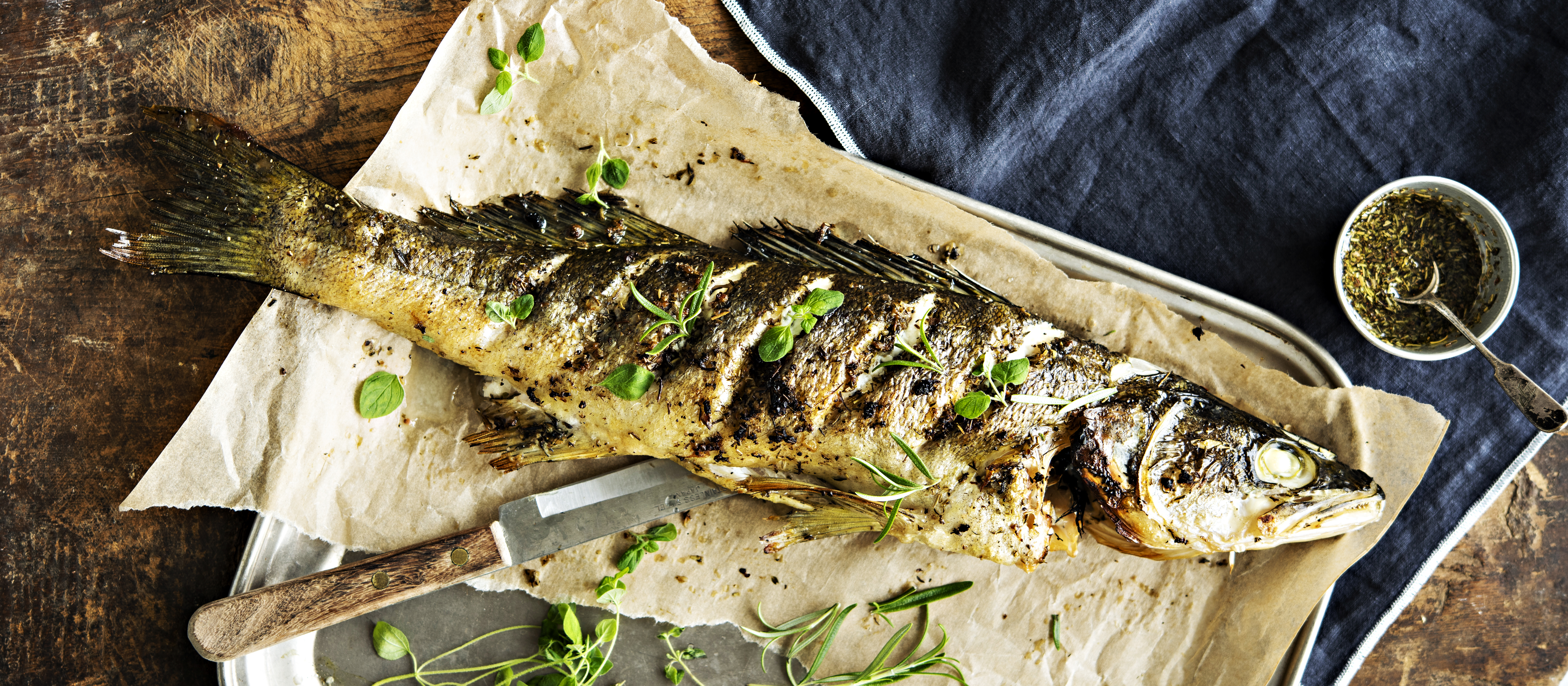 Kokonainen valkosipuli-yrttikuha