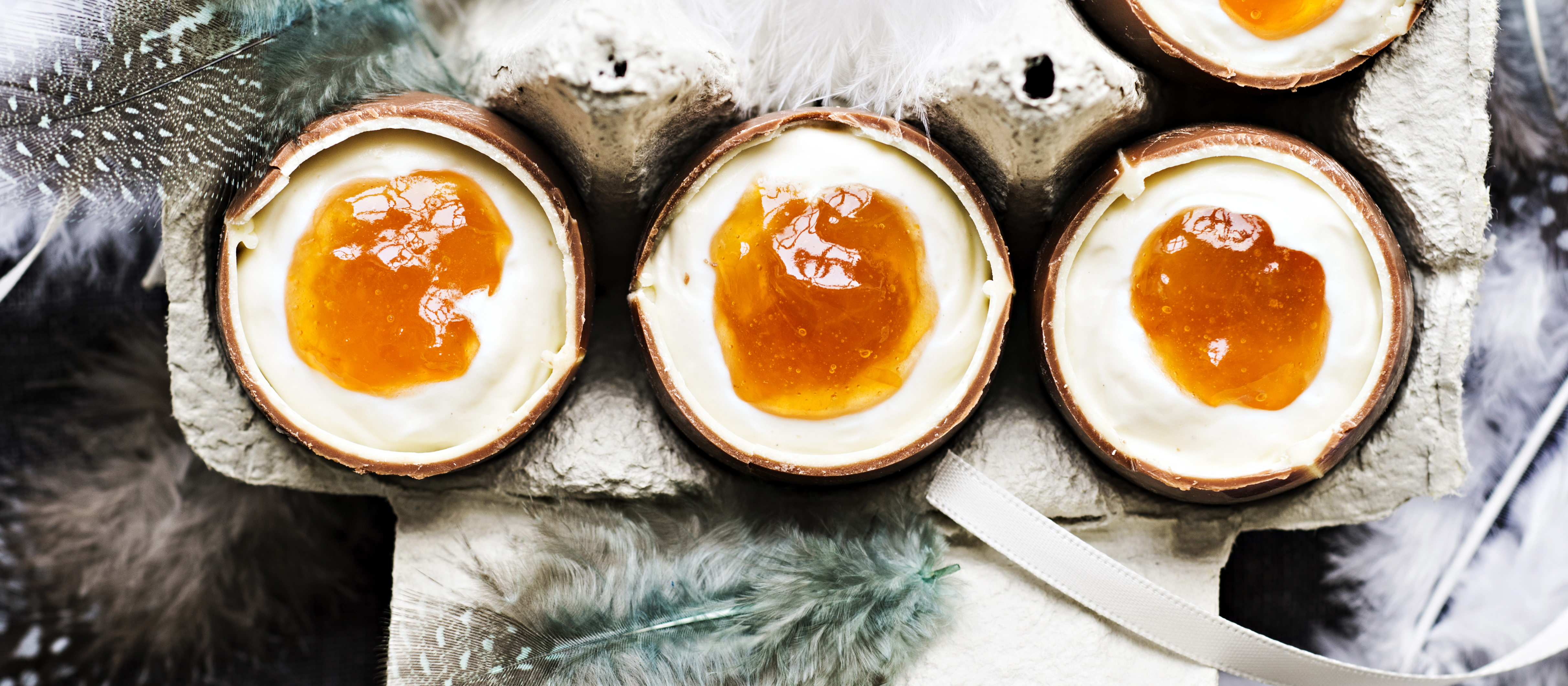 Vaniljarahkatäytteiset töhnämunat 