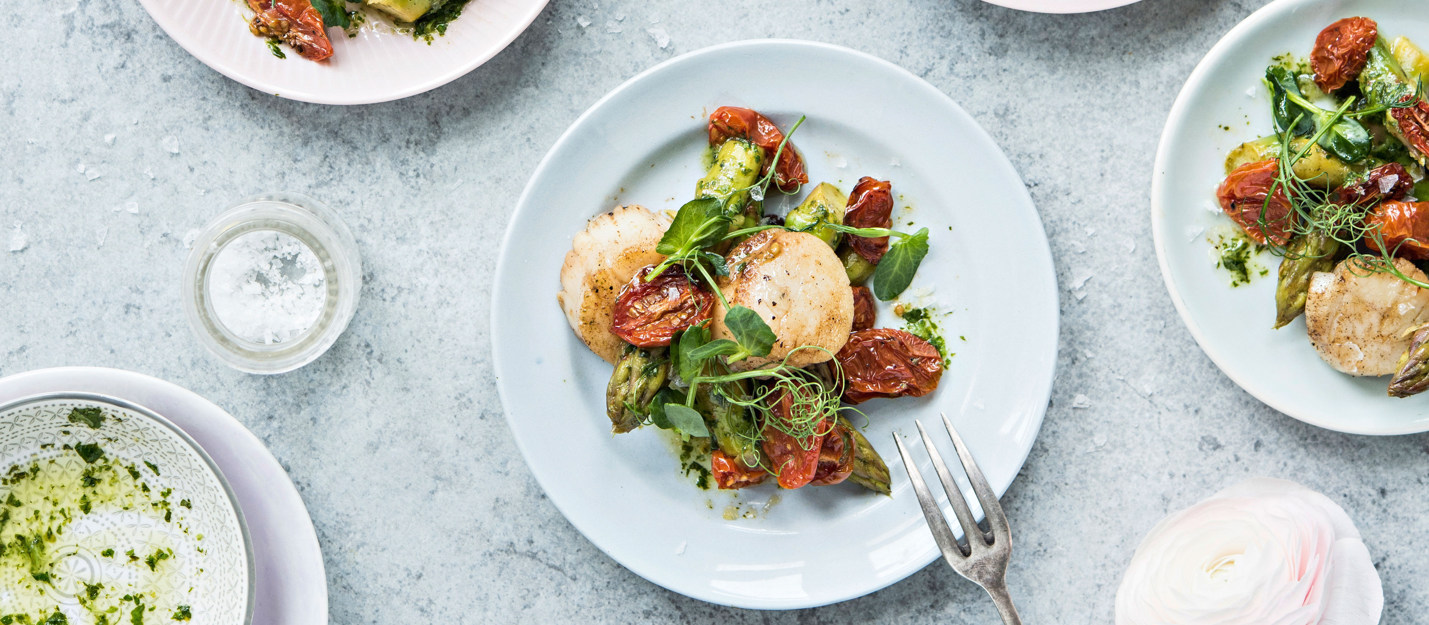 Kampasimpukat ja paahdettu miniluumutomaatti-parsasalaatti