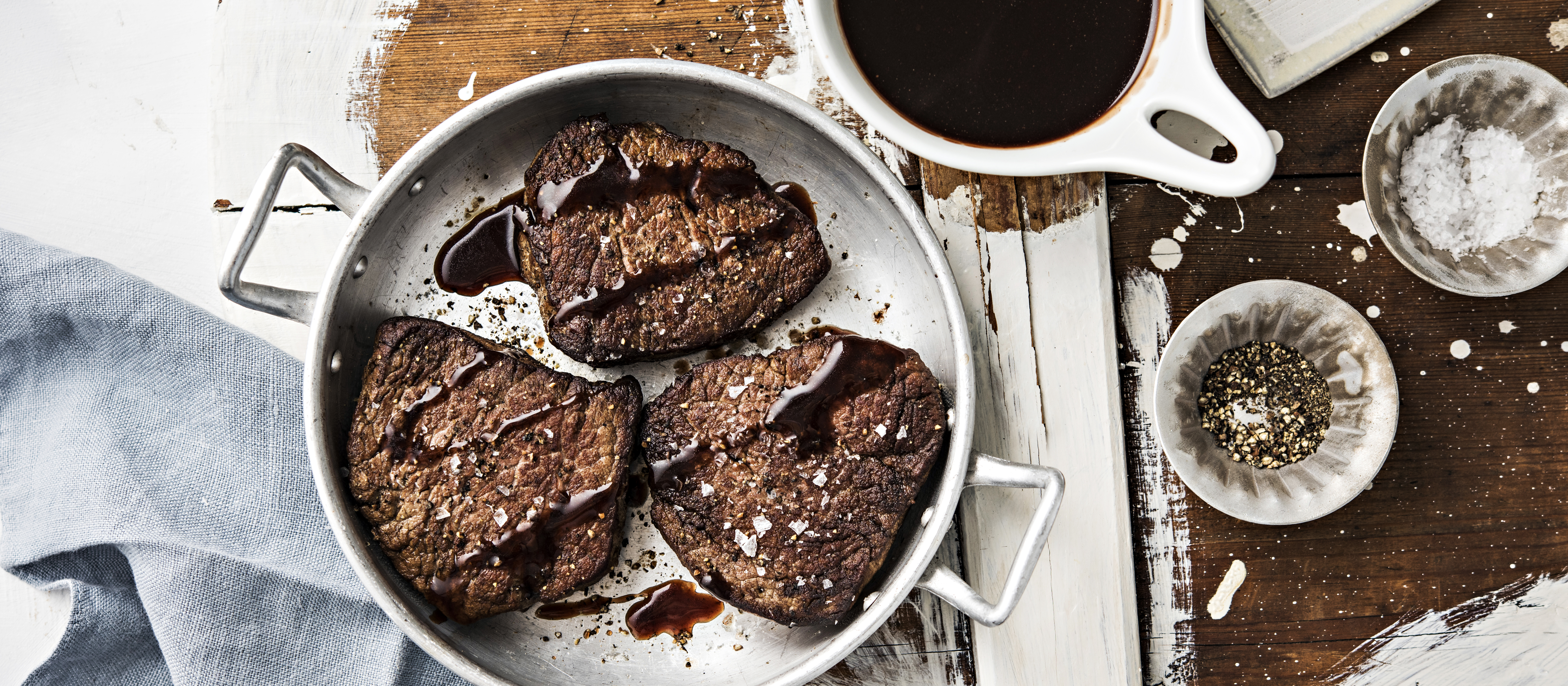 Naudan sisäfileepihvit ja punaviinikastike