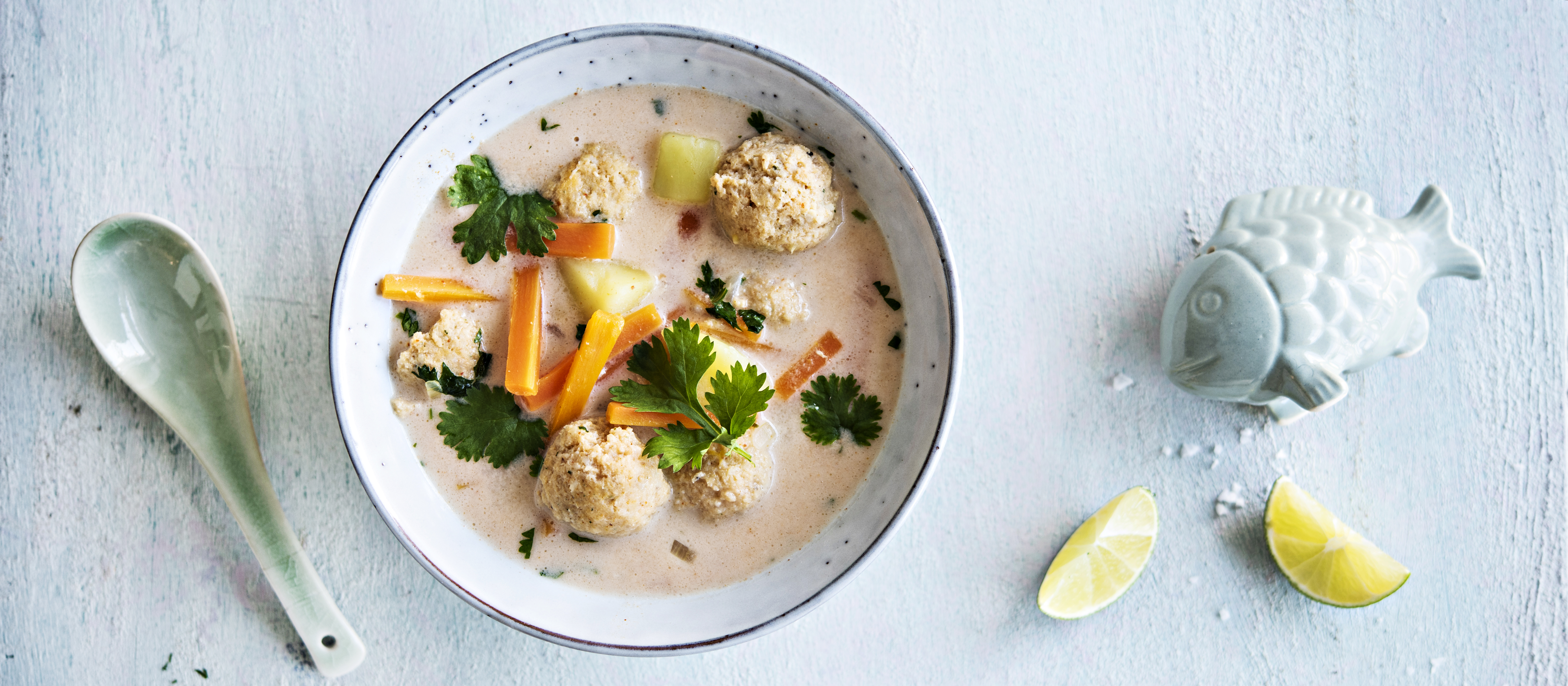 Thaimaalainen kalapyörykkäkeitto