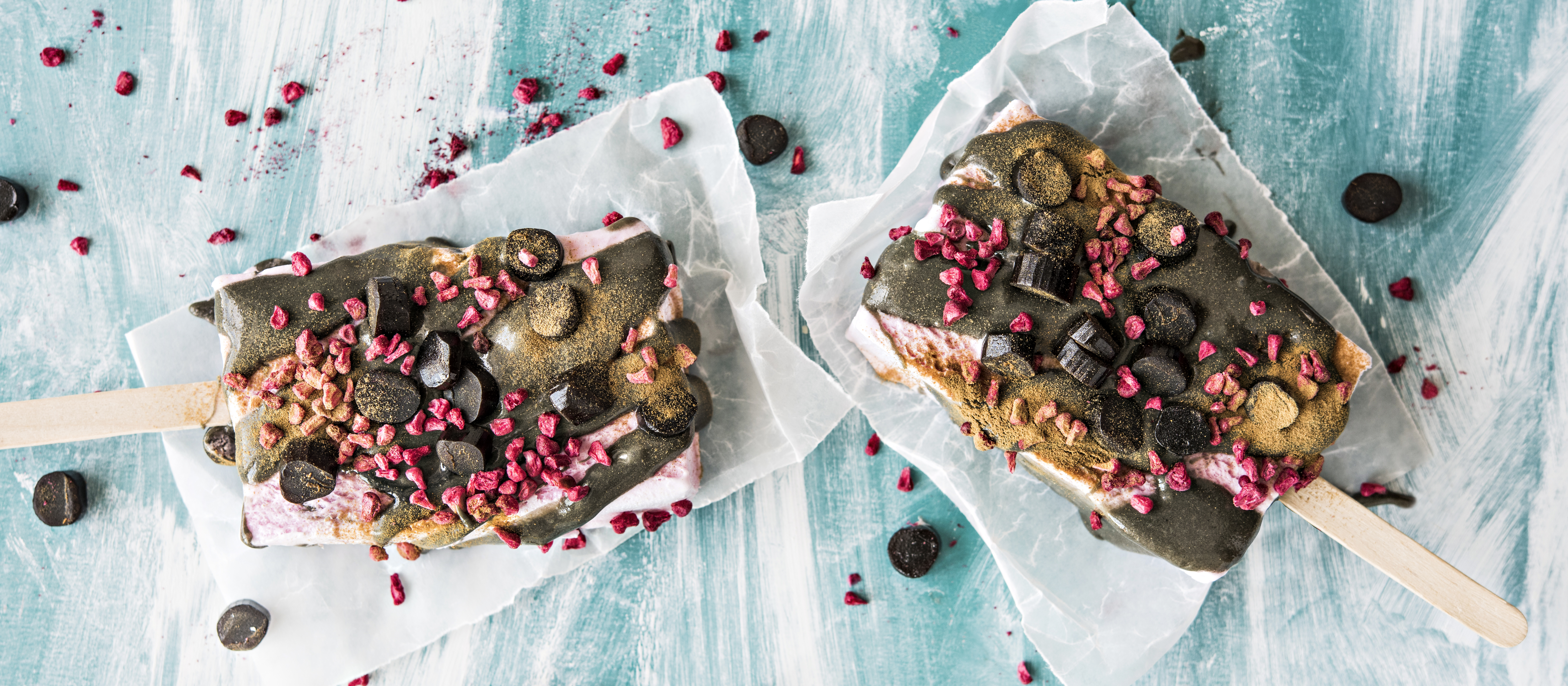 Helpot vadelma-lakritsijäätelöpuikot