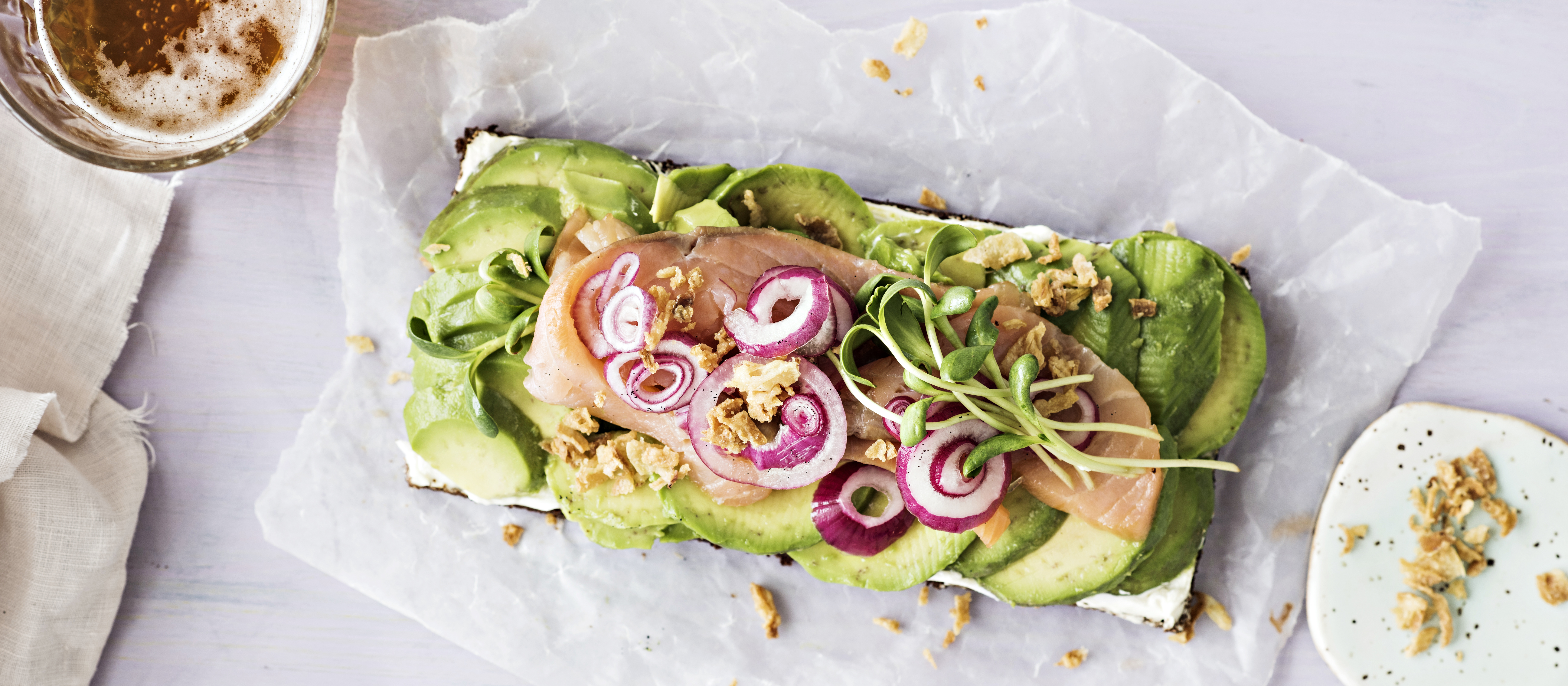 Lohi-avokado-smörrebröd