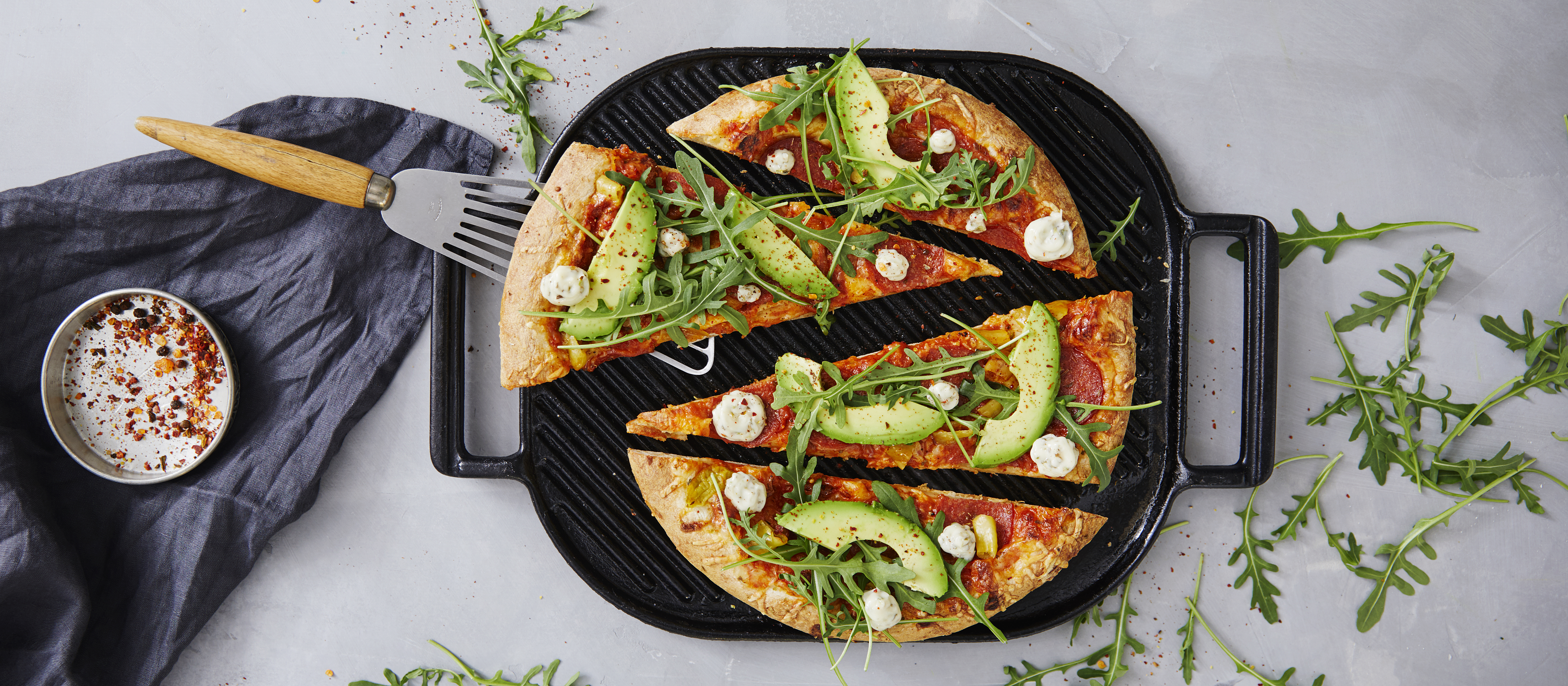 Salamipizza grillissä