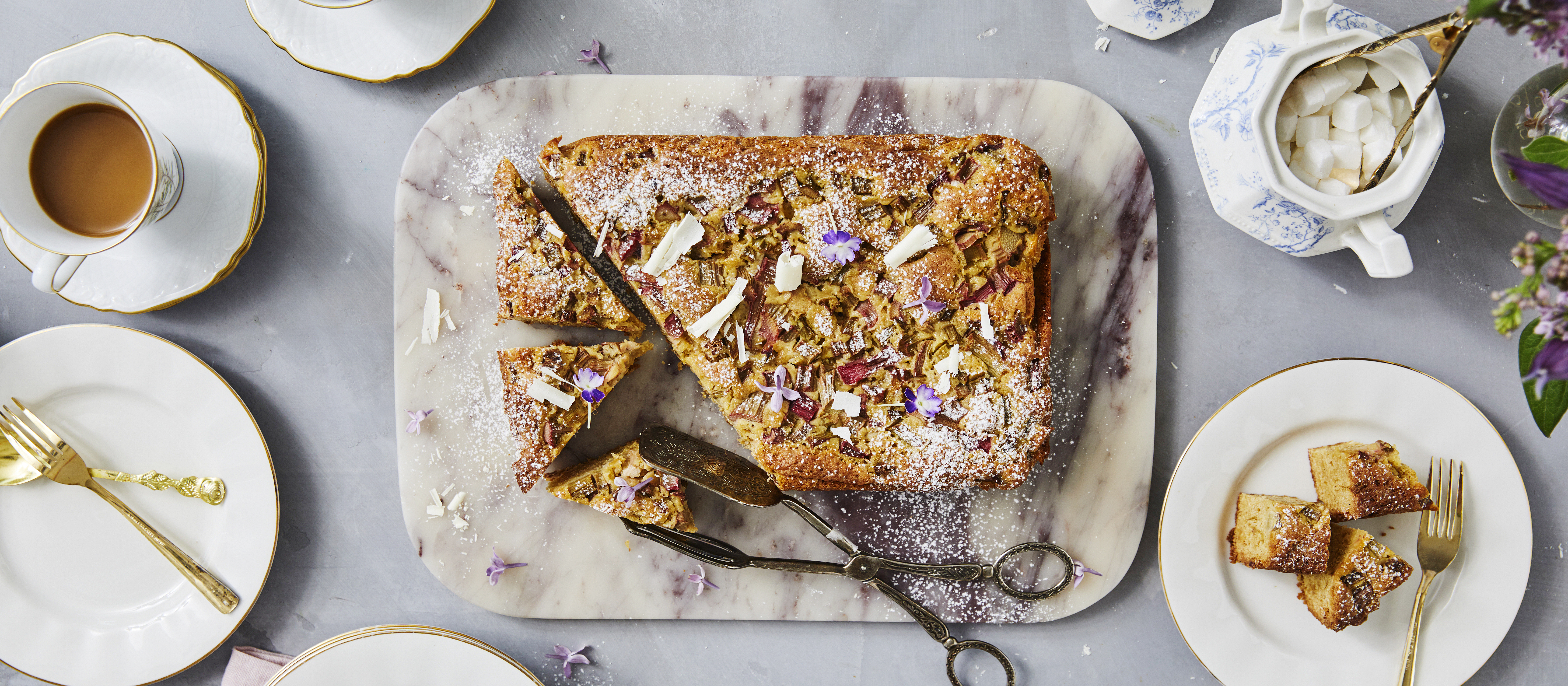 Valkosuklaa-raparperipiirakka