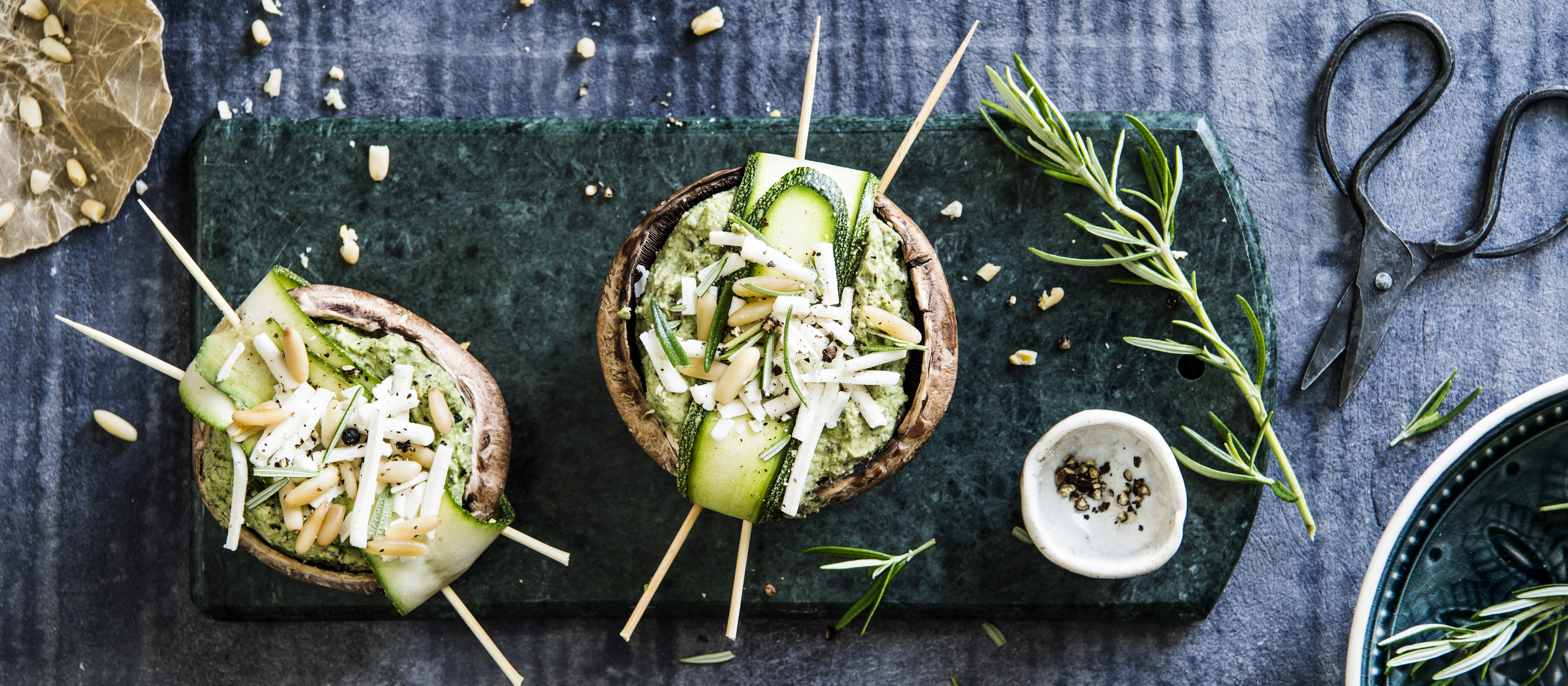 Lehtikaalipestolla täytetyt grilliportobellot 