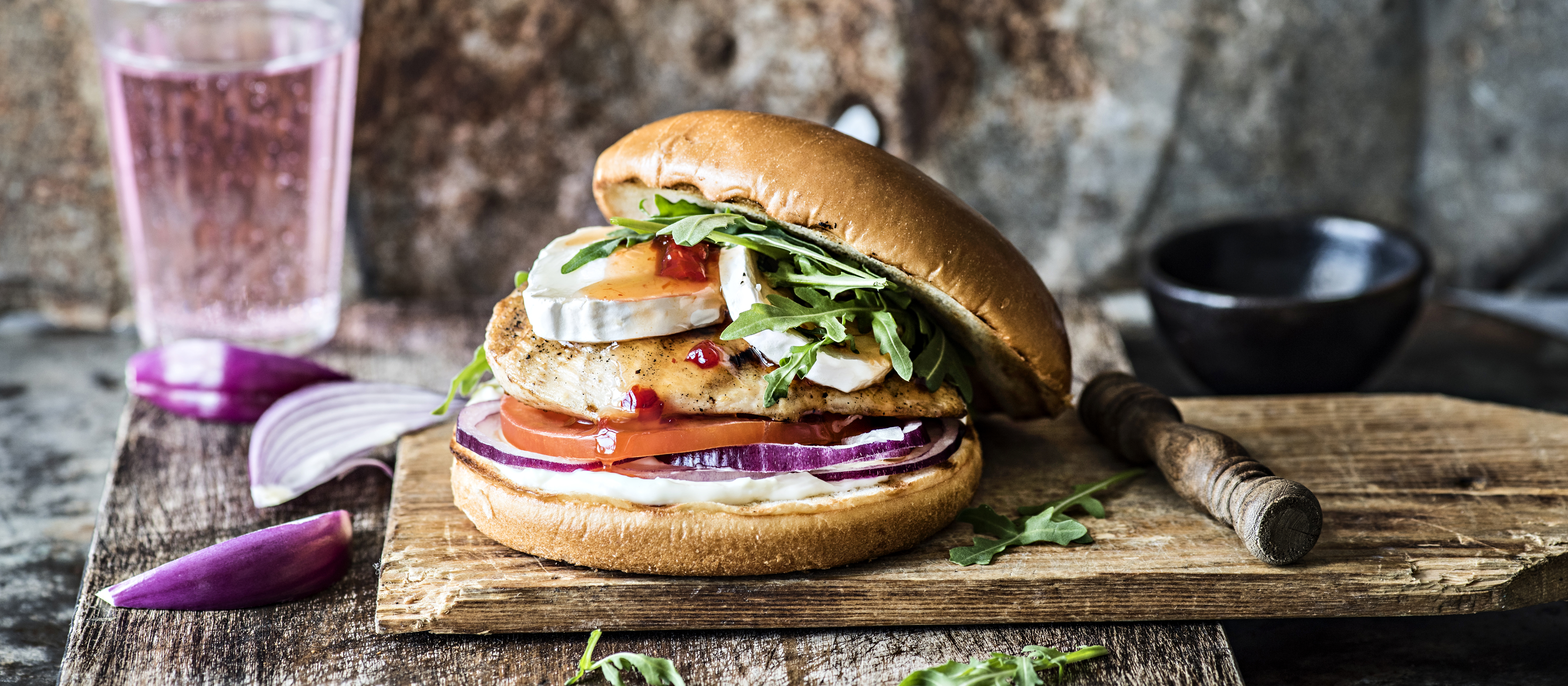 Broileri-vuohenjuustohampurilainen