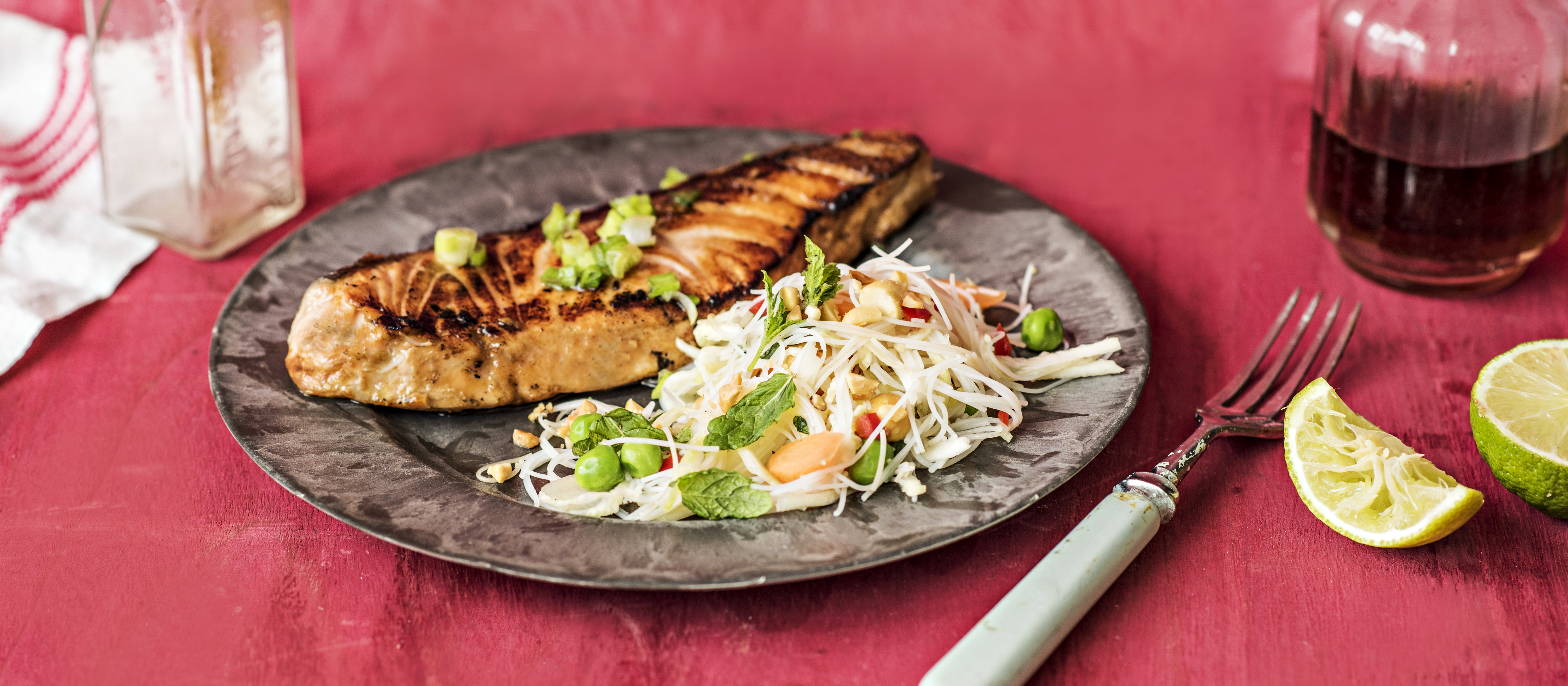 Grillattu lohi ja riisinuudelisalaatti