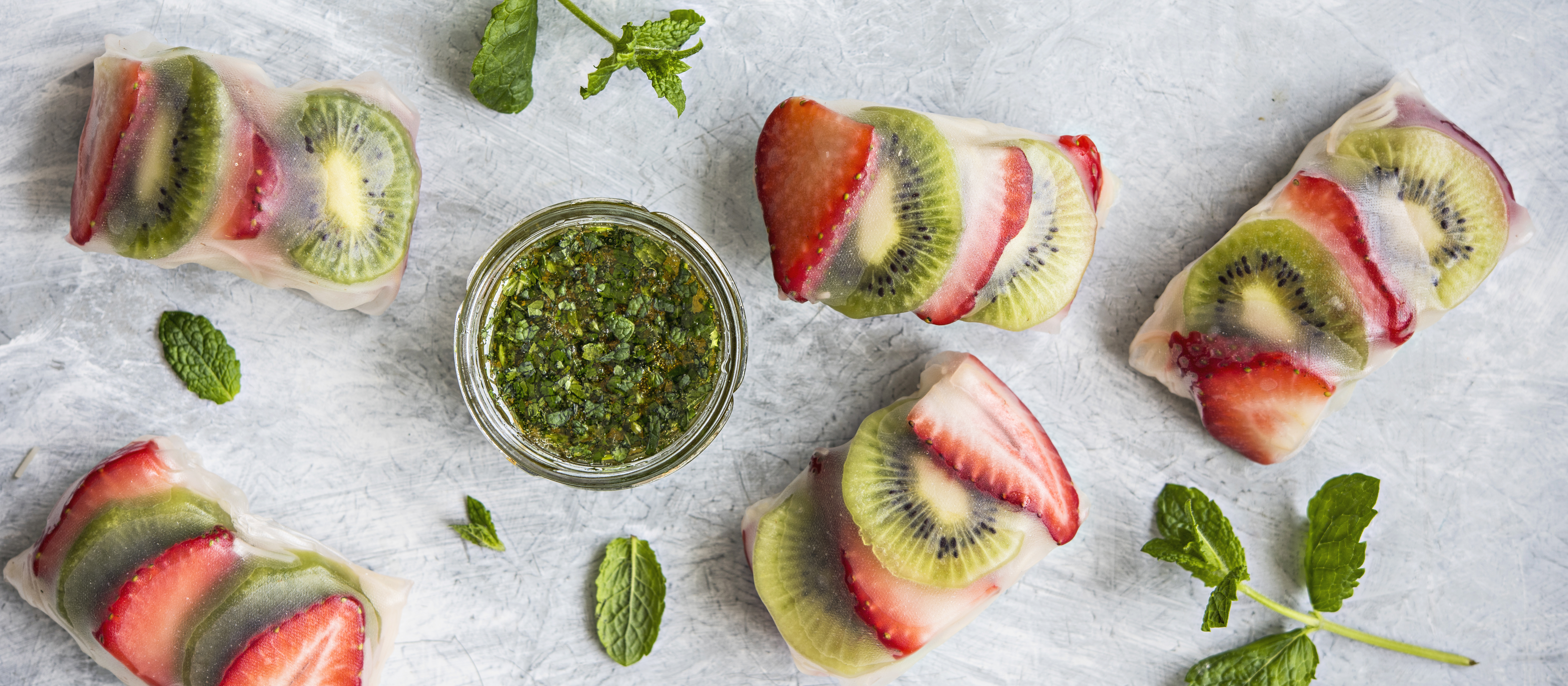 Makeat kiivi-mansikkakesärullat