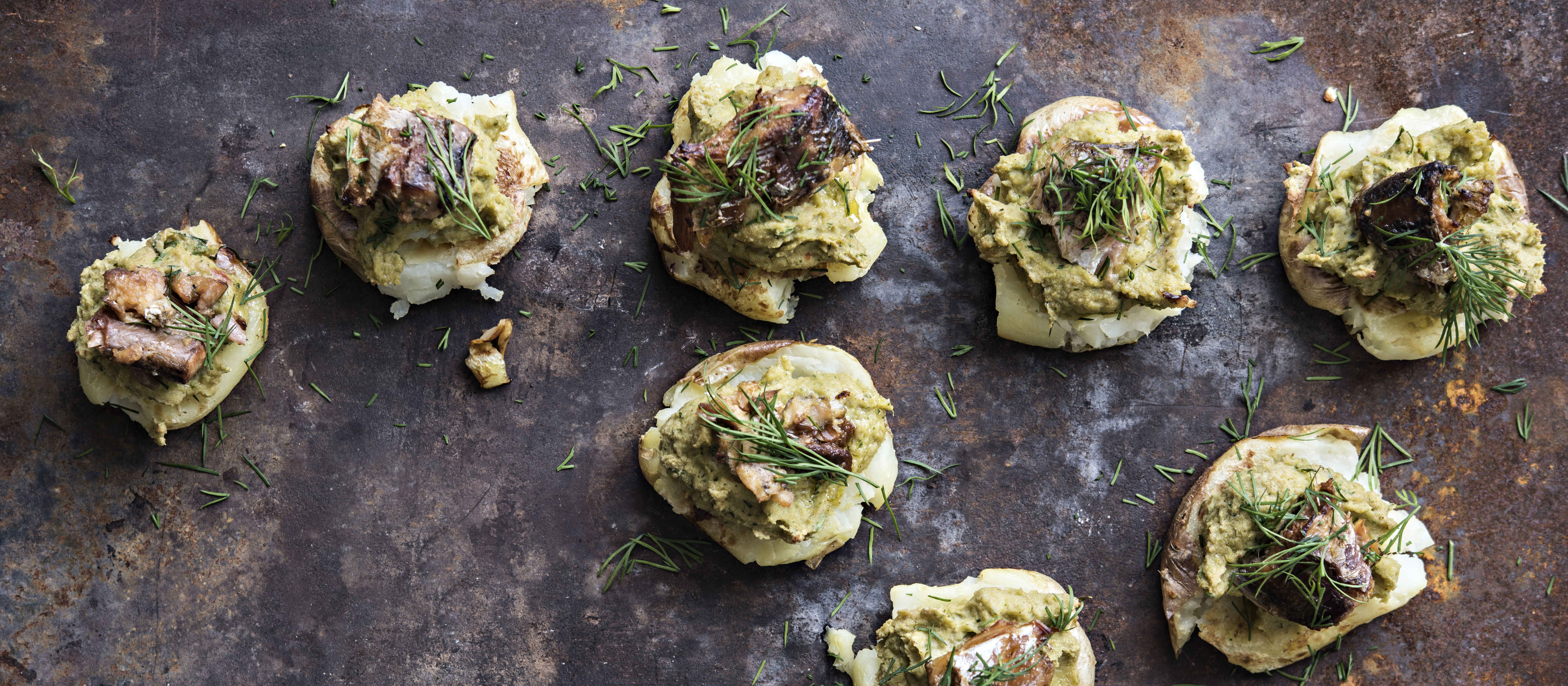 Murskatut uudet perunat, savusärkeä ja tillihummus