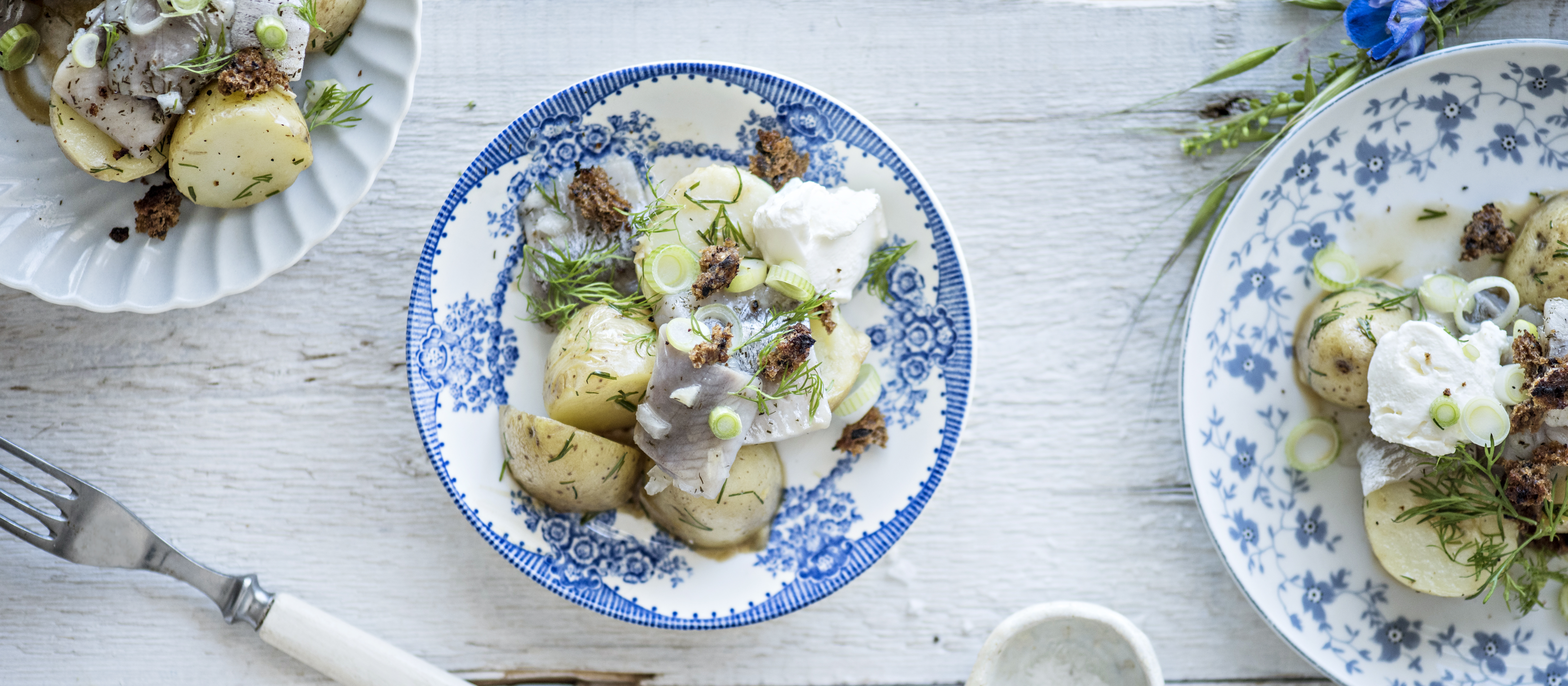 Uudet perunat, silli ja piimäkastike