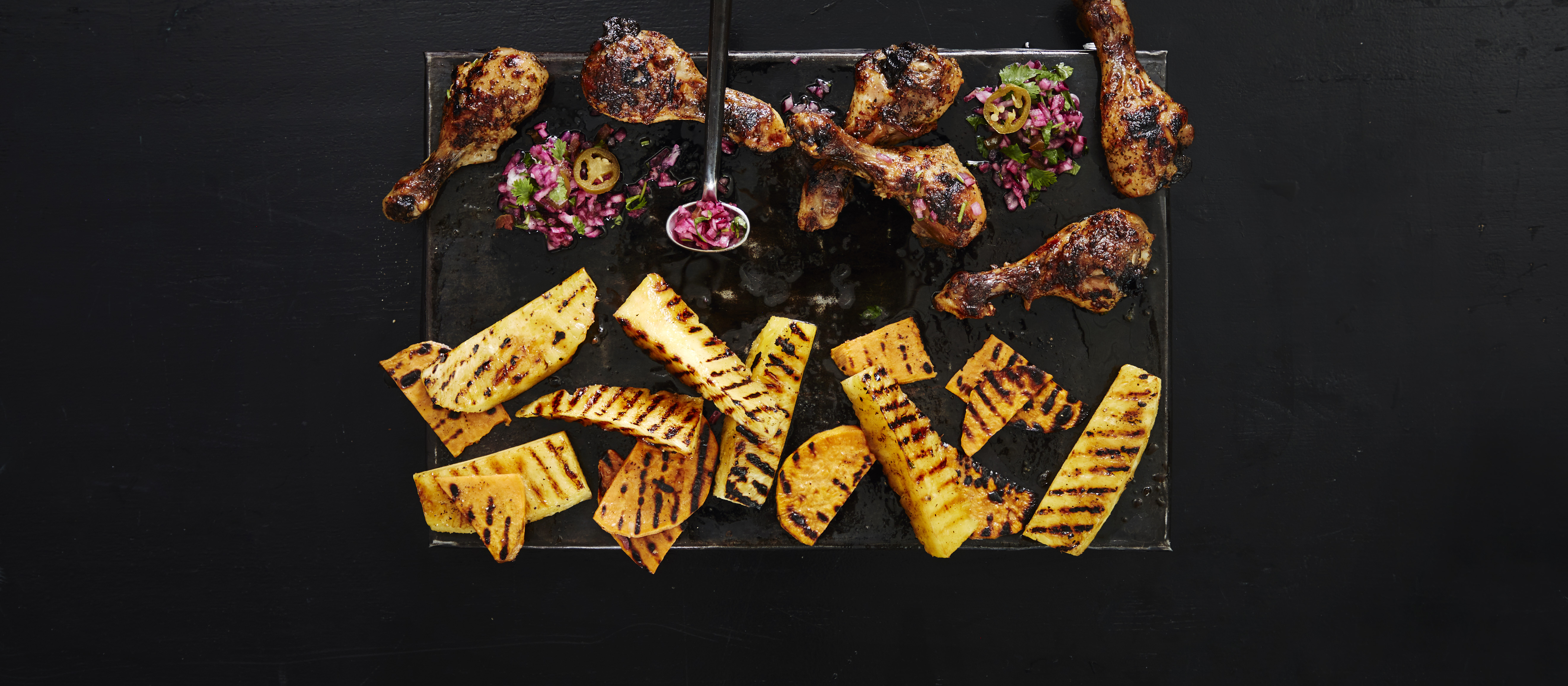 Broilerin koipipalat, grillattu ananas ja bataatti