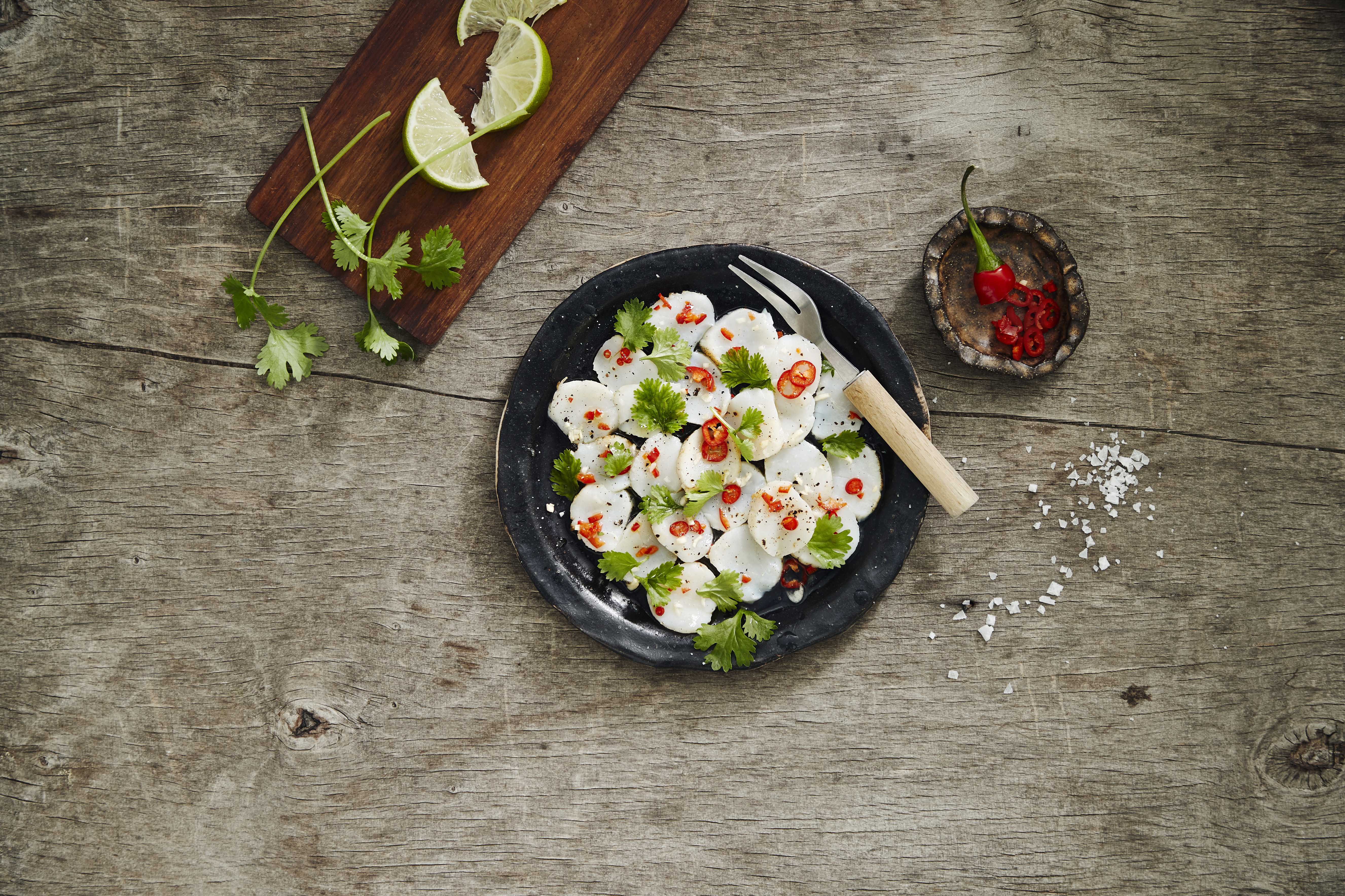 Grillattu kampasimpukkaceviche