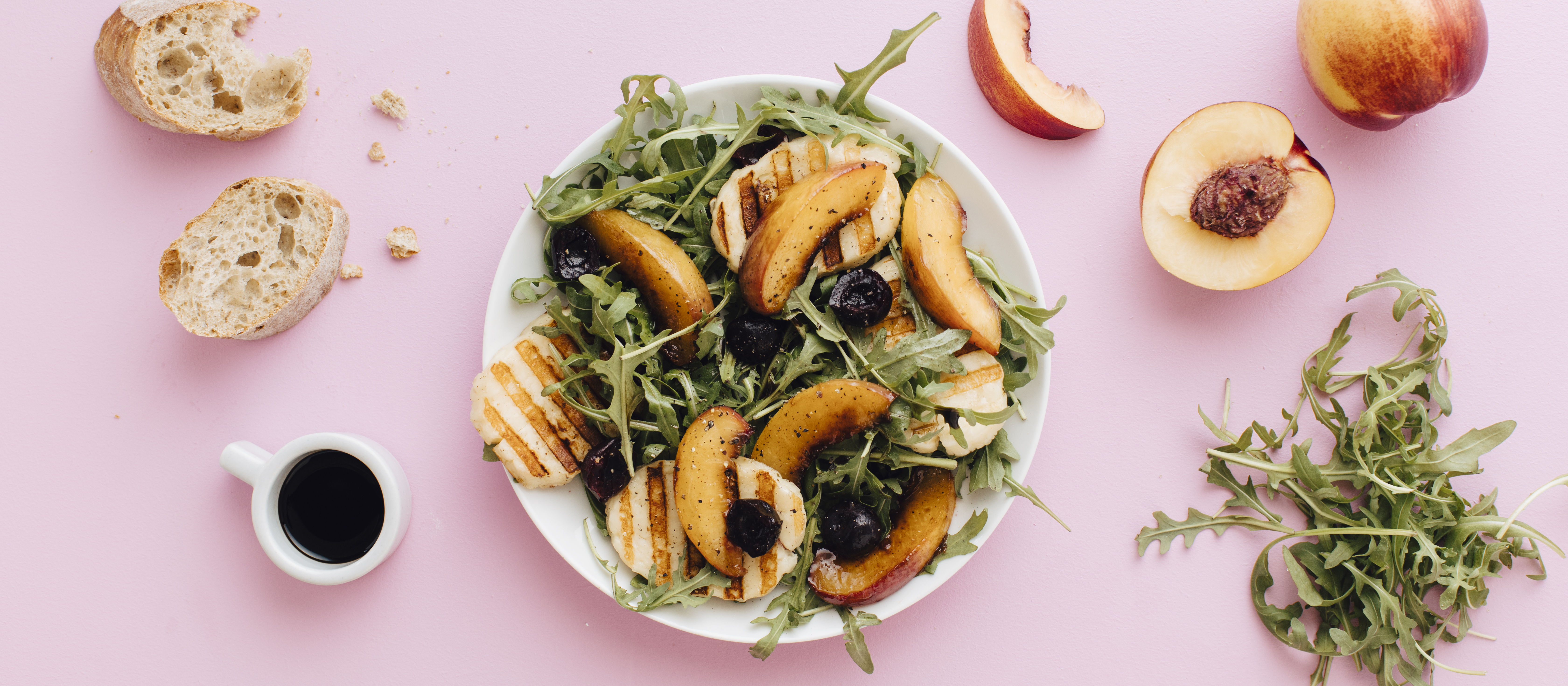 Kirsikka-halloumisalaatti