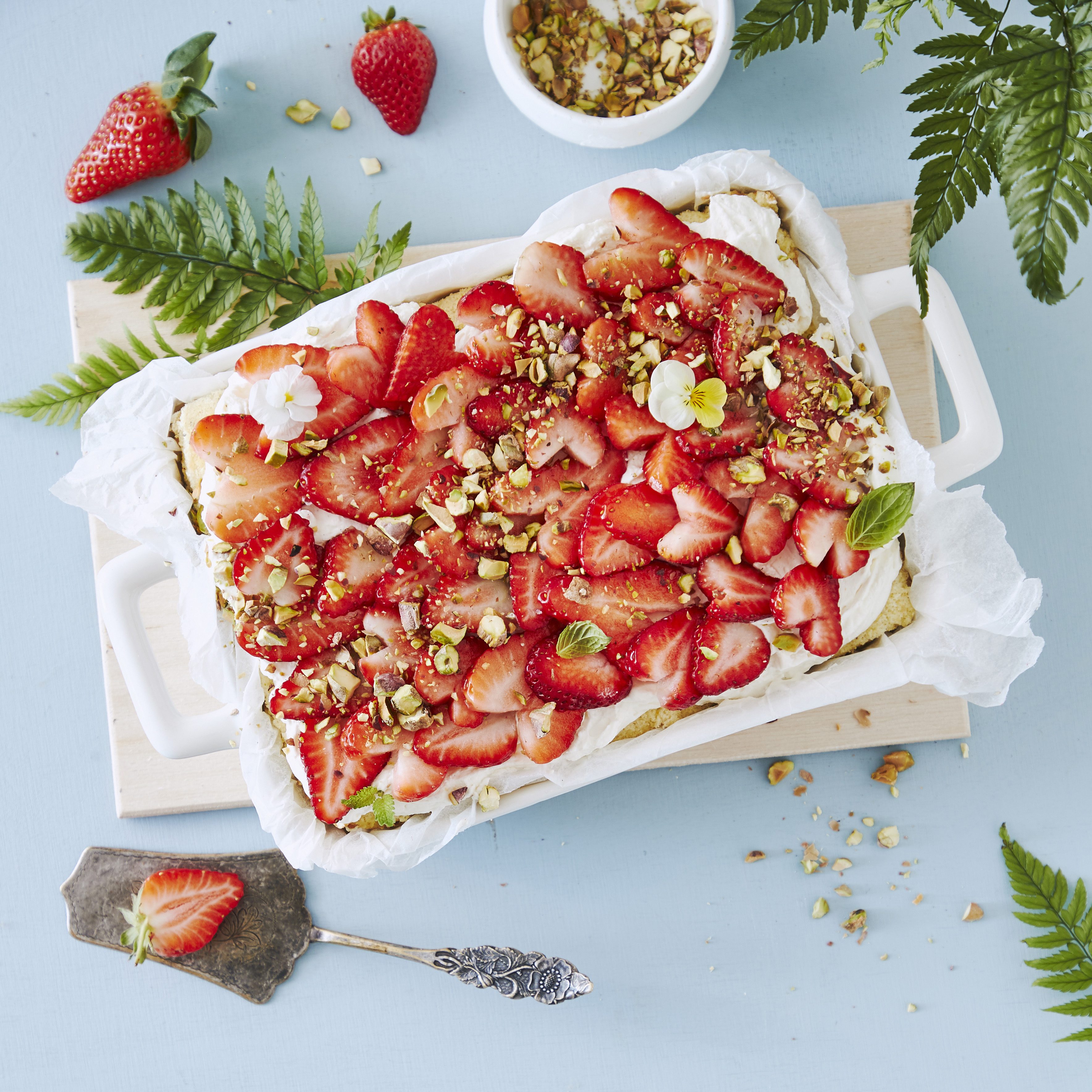 Mansikka-jäätelökakku