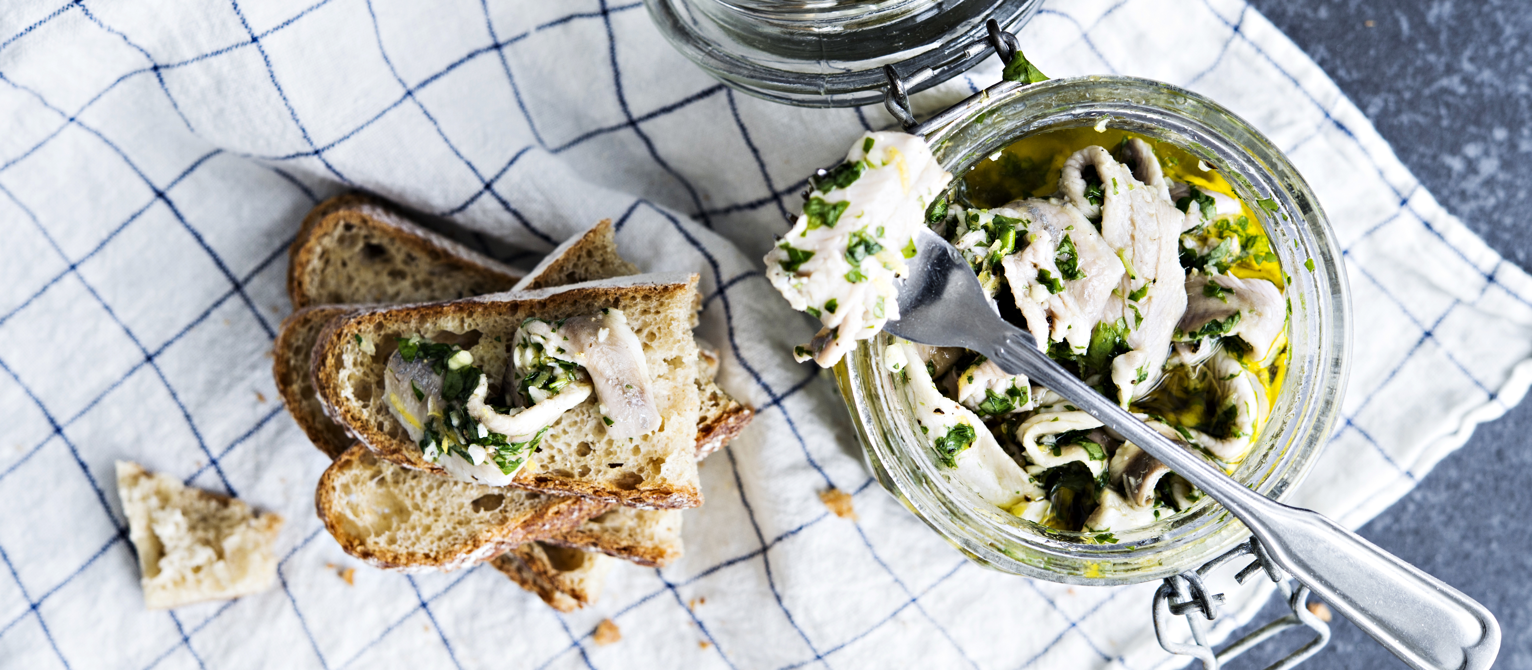 Sitruuna-valkosipulimarinoidut silakat