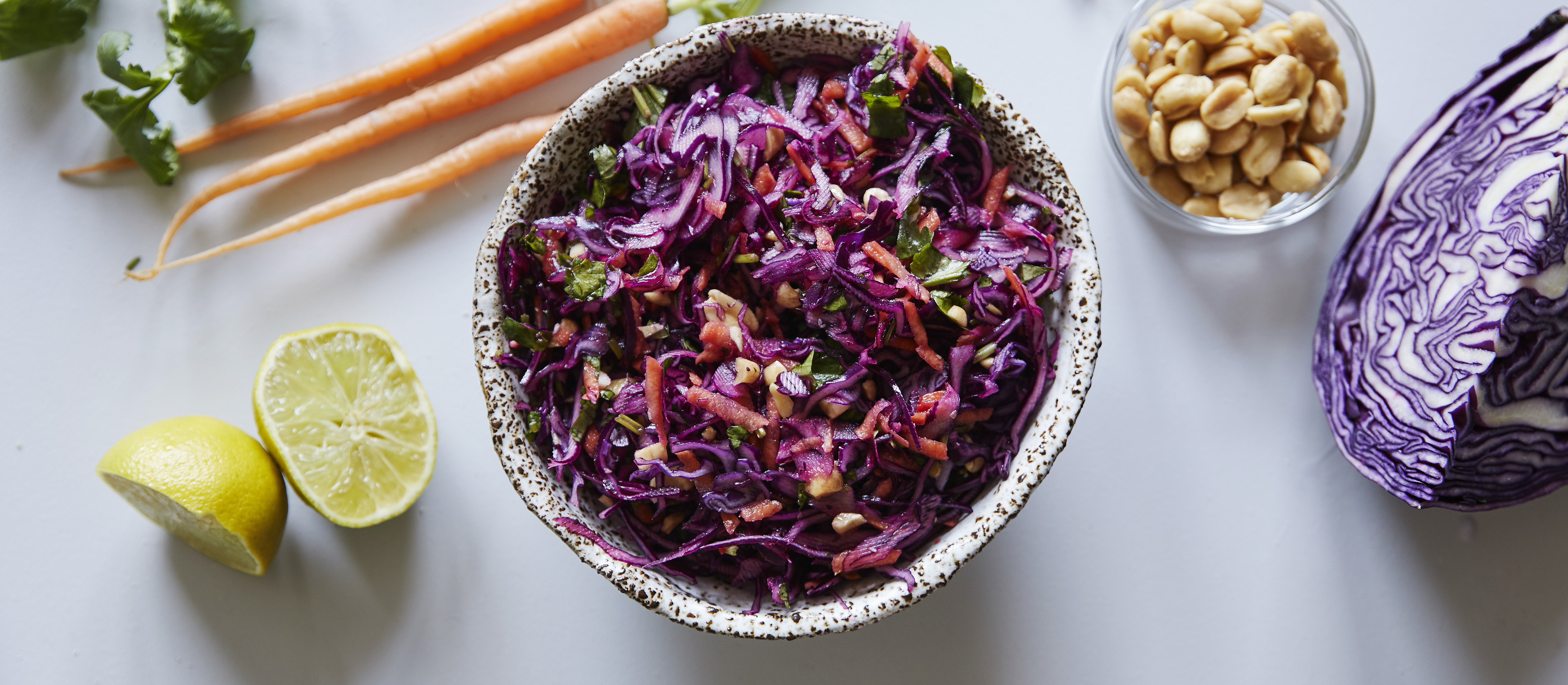 Aasialainen punakaalisalaatti