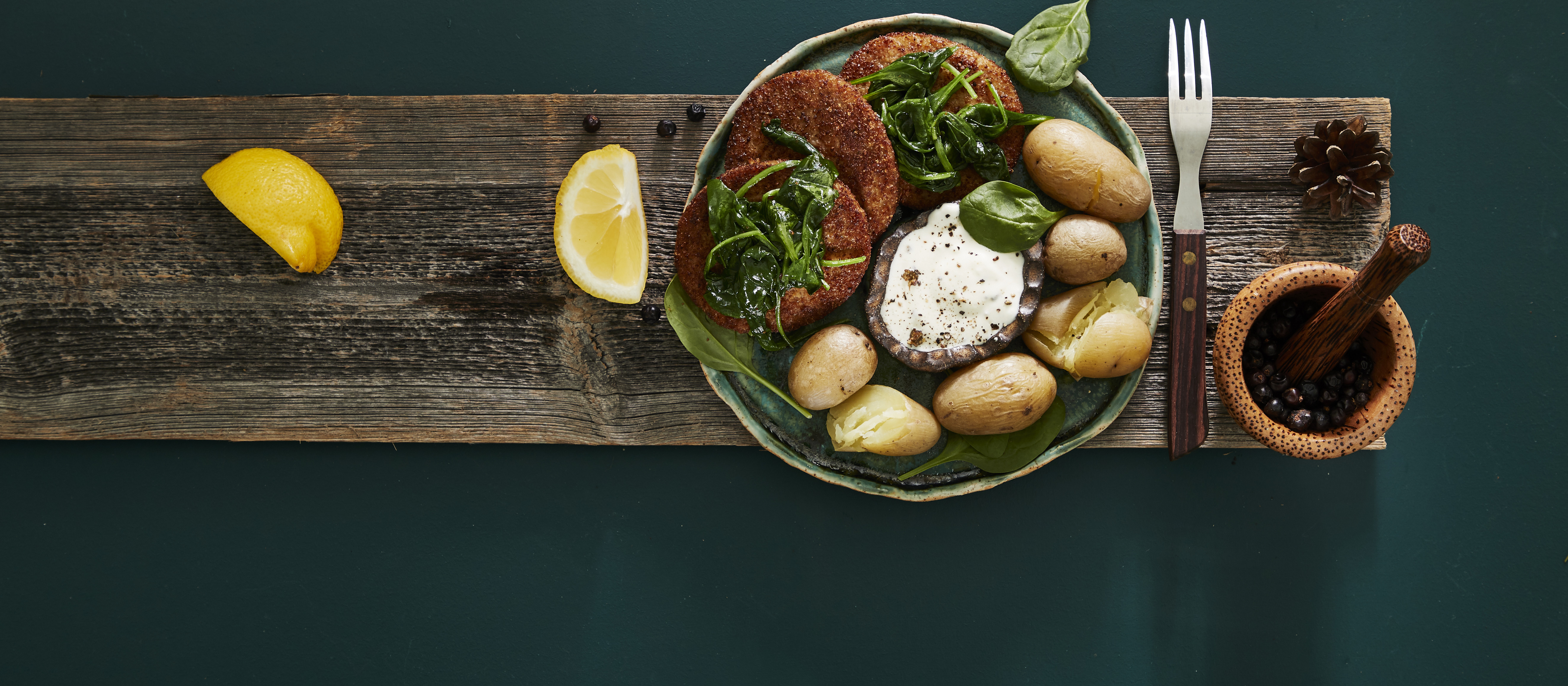 Kalapihvit, paistettu pinaatti ja katajanmarjakastike 