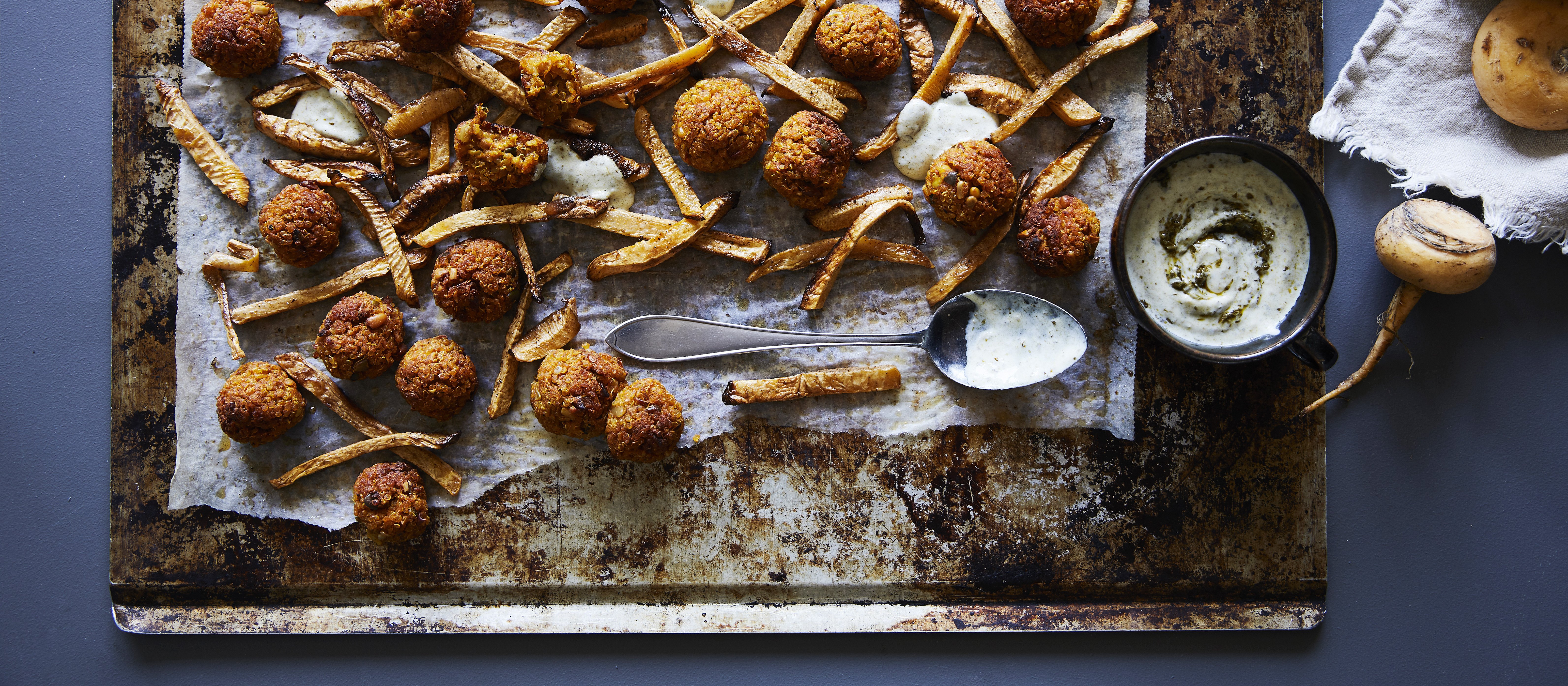 Kvinoa-porkkanapyörykät, naurisranskalaiset ja pestodippi