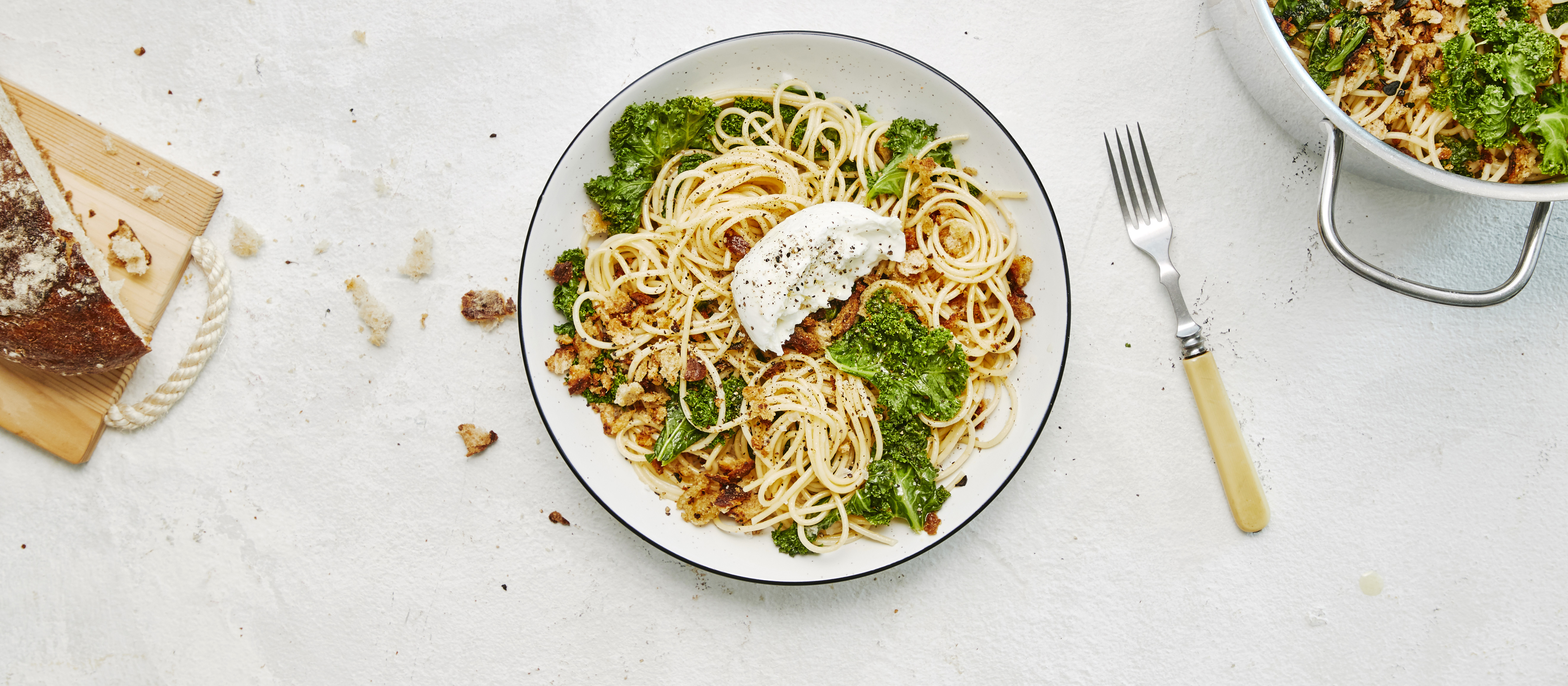 Leipämuru-lehtikaalipasta