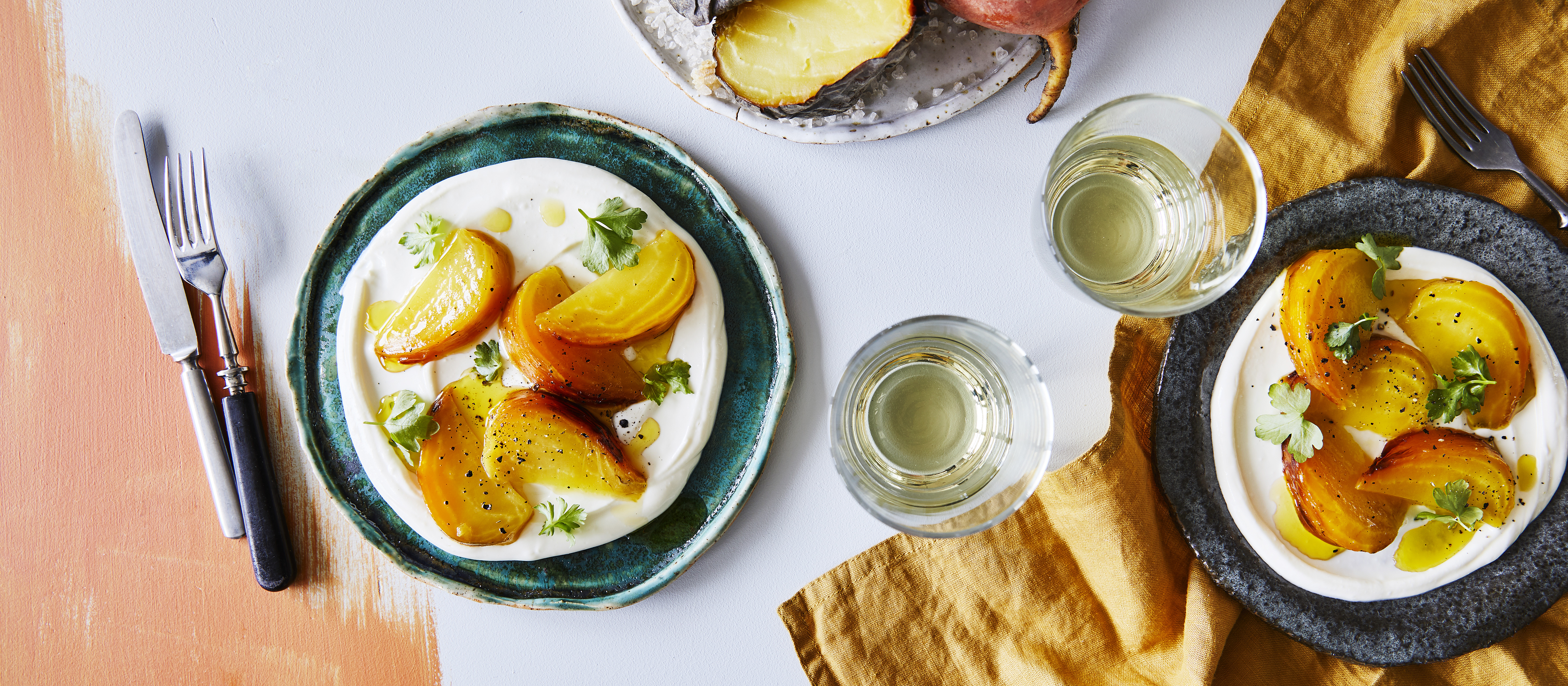 Paahdetut keltajuuret ja vaahdotettu feta