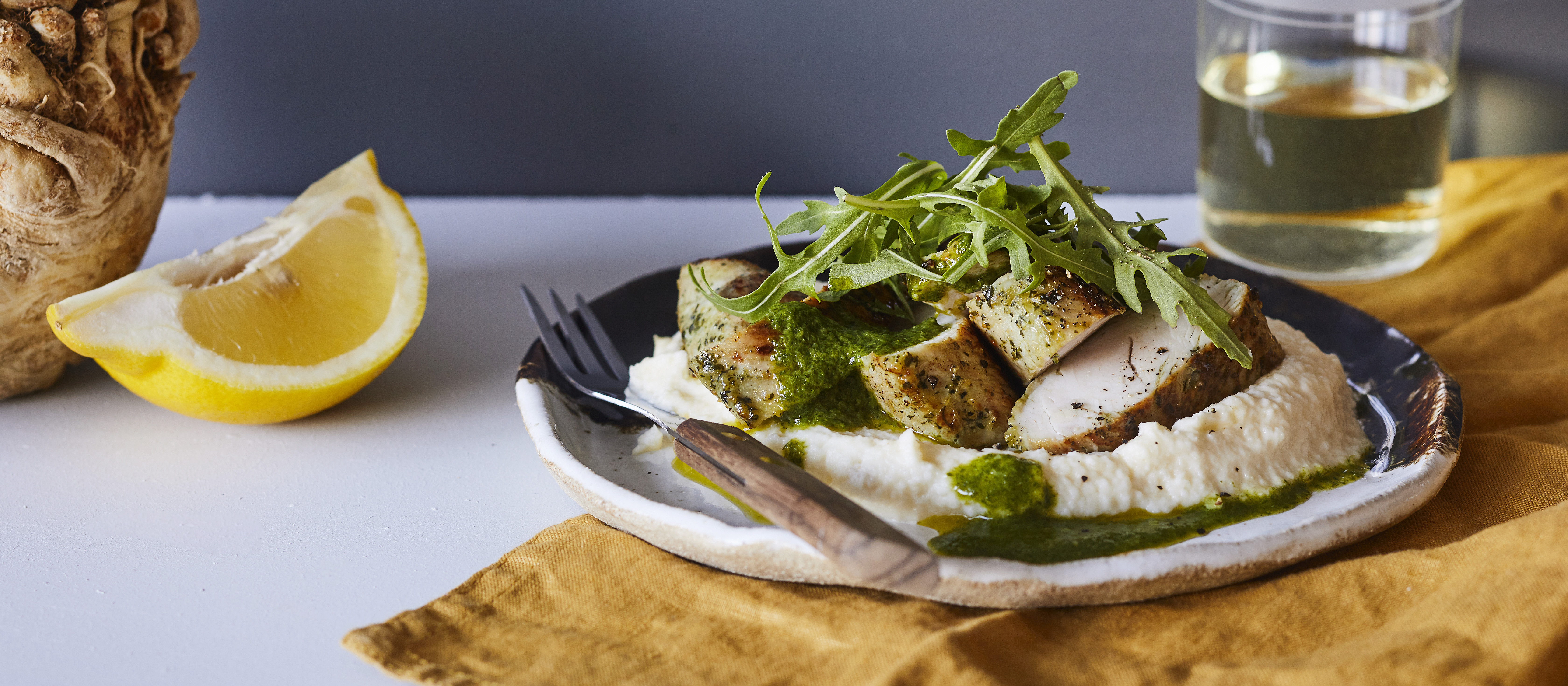 Pestokalkkuna, sellerimuusi ja rucolaöljy