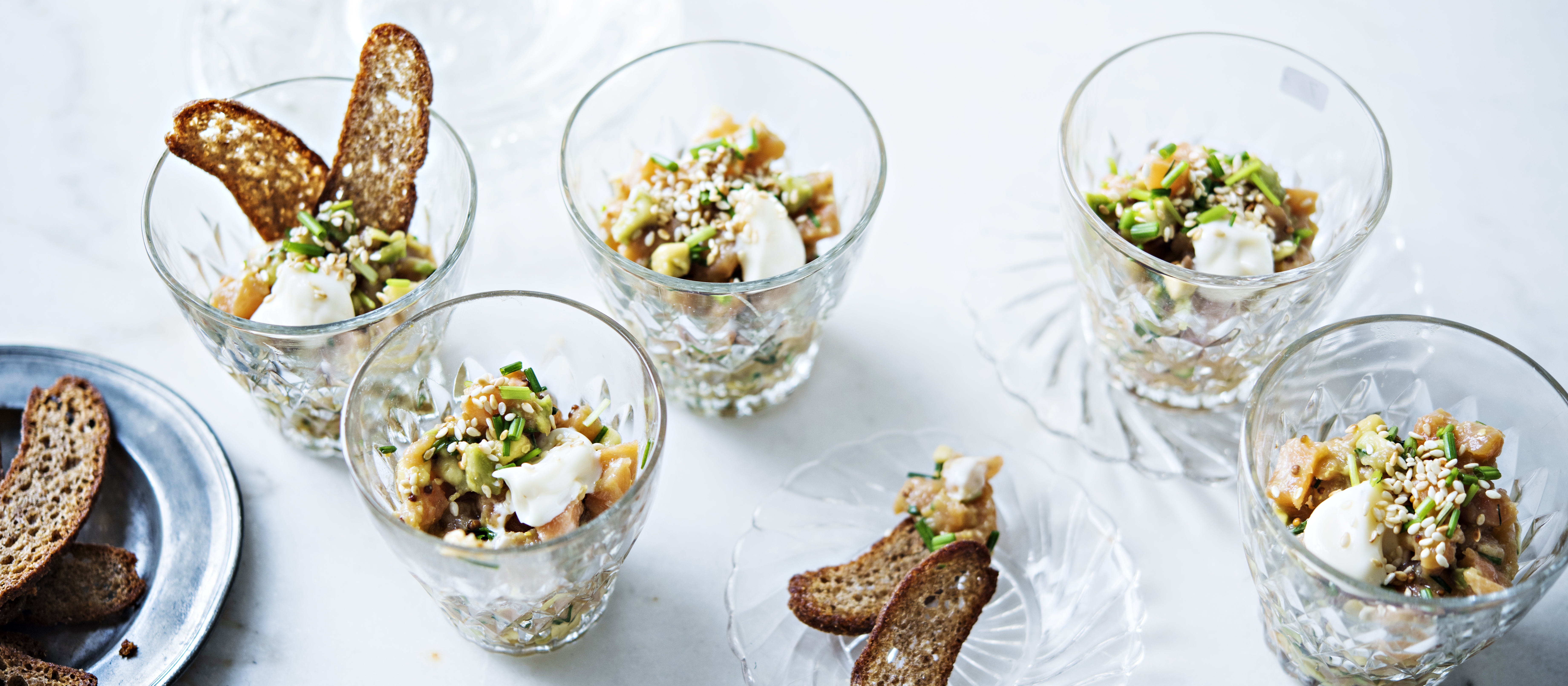 Avokado-kylmäsavulohitartar