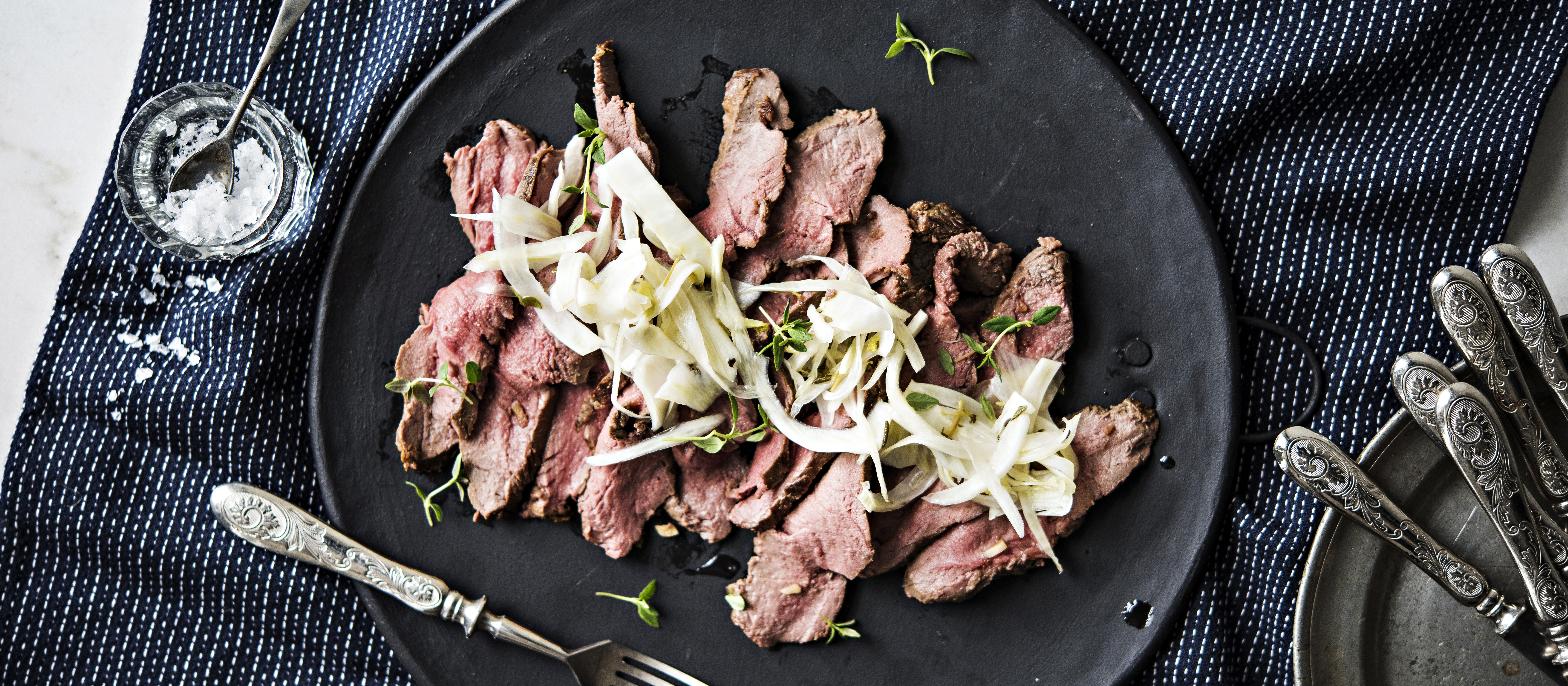 Inkiväärimarinoitu poron paahtopaisti ja pikkelöity fenkoli