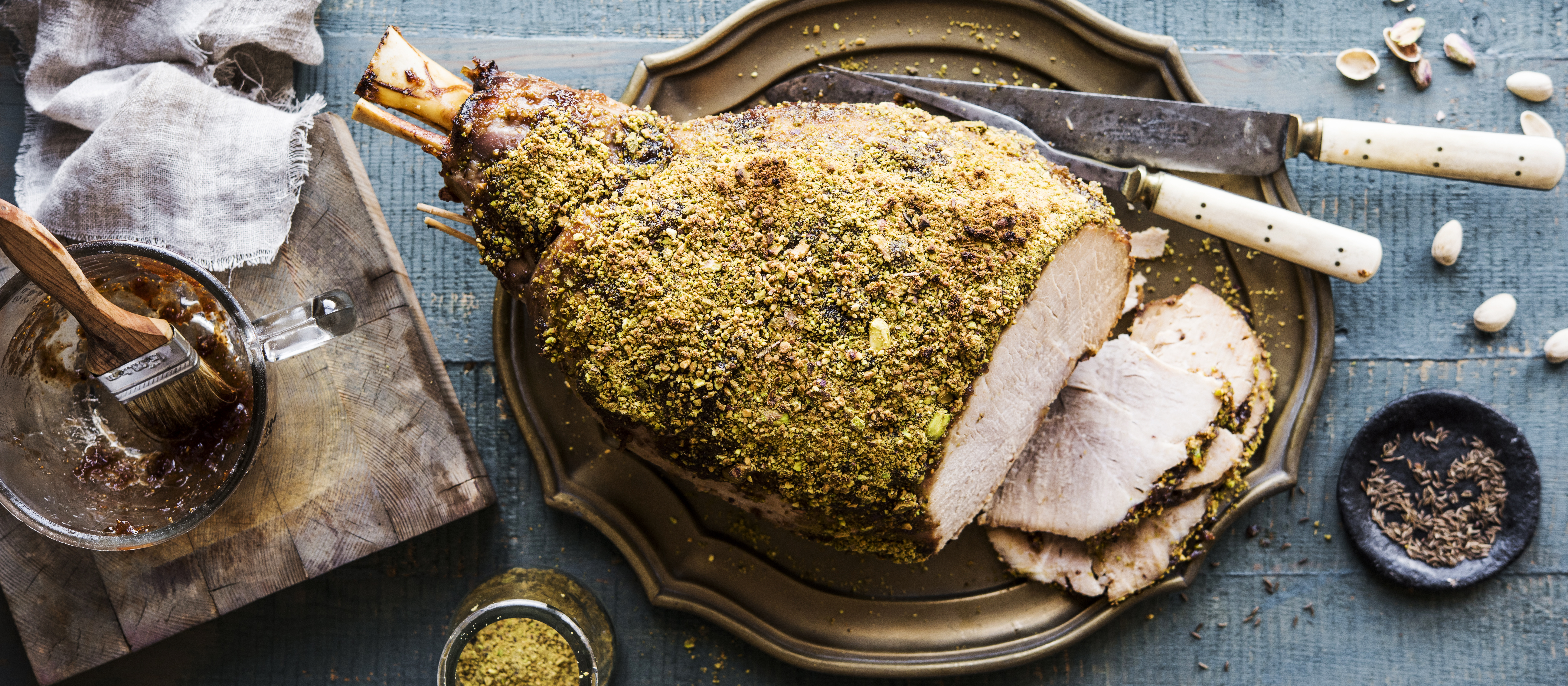 Joulukinkku viikuna-pistaasikuorrutuksella