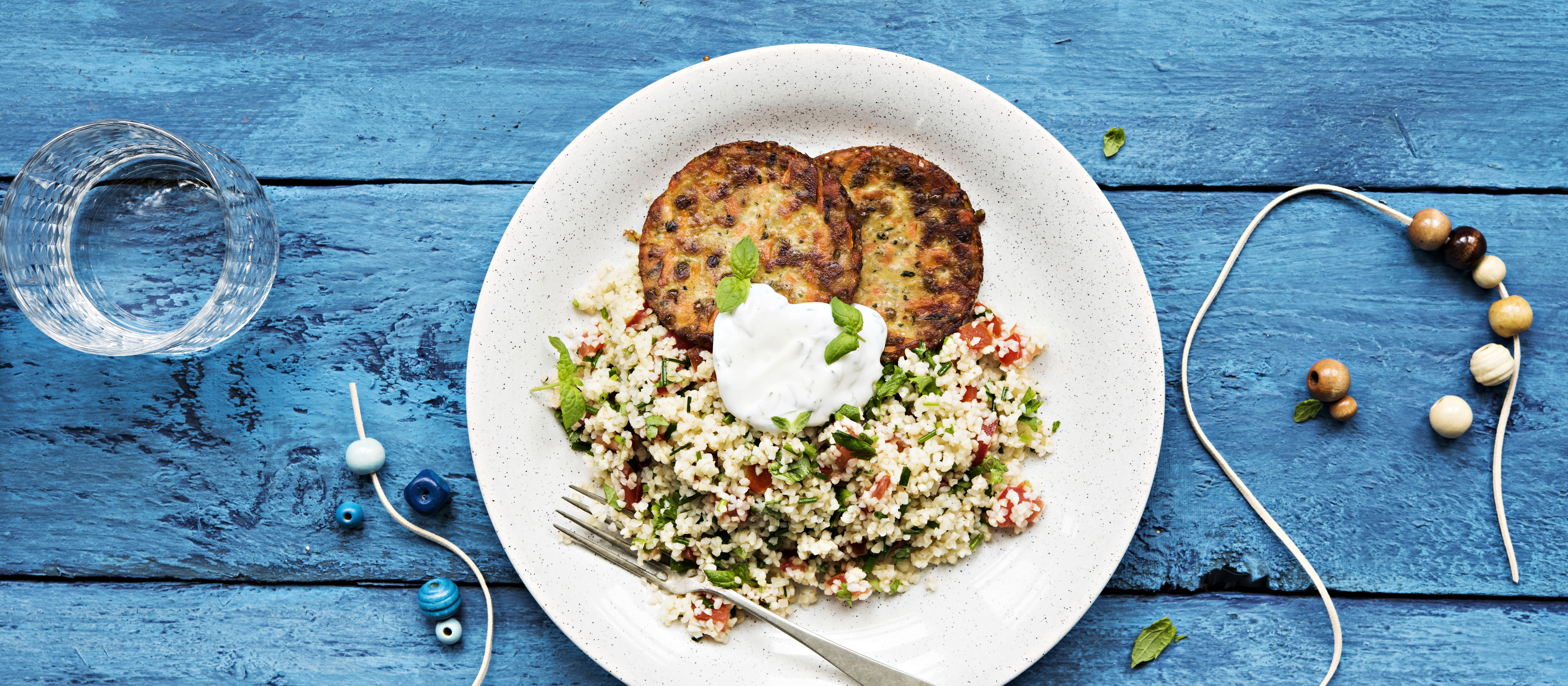 Porkkana-kvinoapihvit ja bulgursalaatti